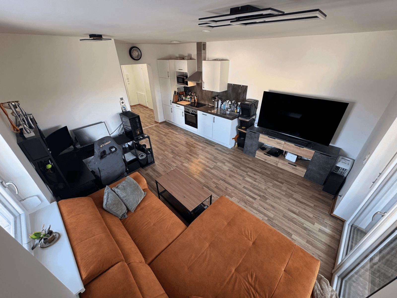 Offener Wohn- und Essbereich mit integrierter Küche und modernem Interieur.