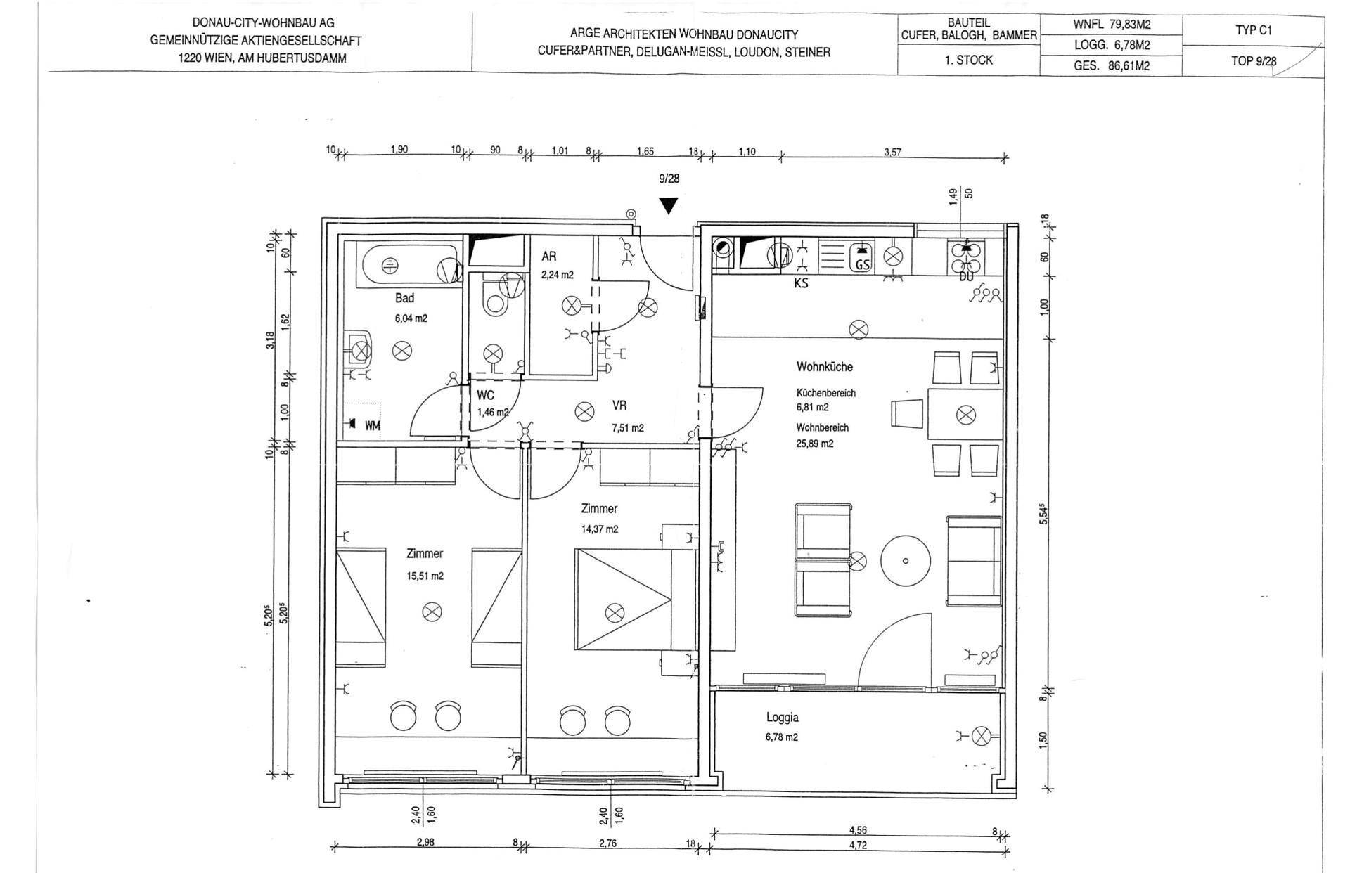 Grundriss einer Wohnung mit Wohnküche, zwei Zimmern, Bad, WC und Loggia.
