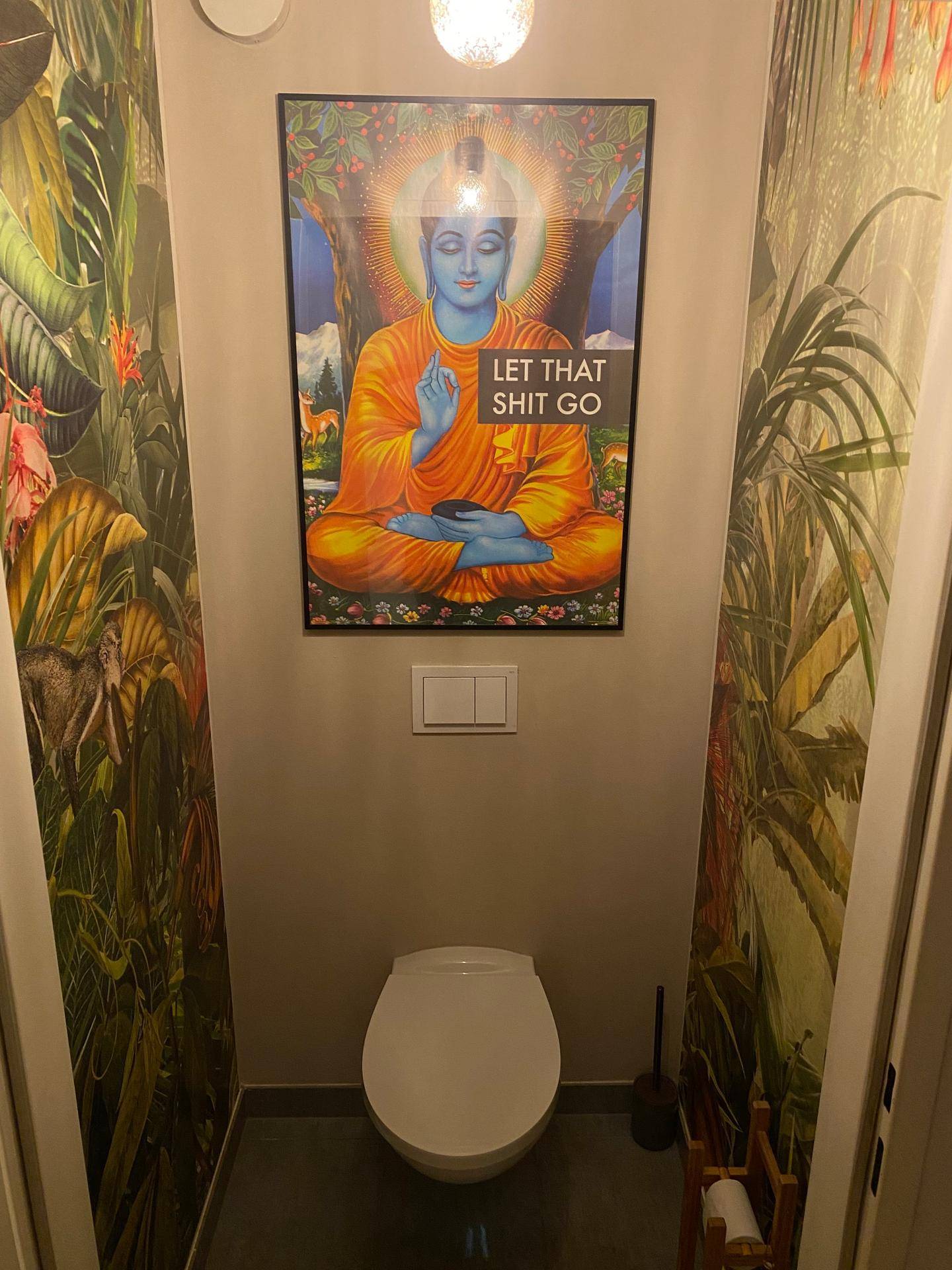 Kleines WC mit Wand-WC und dekorativer tropischer Tapete mit Buddha-Poster.