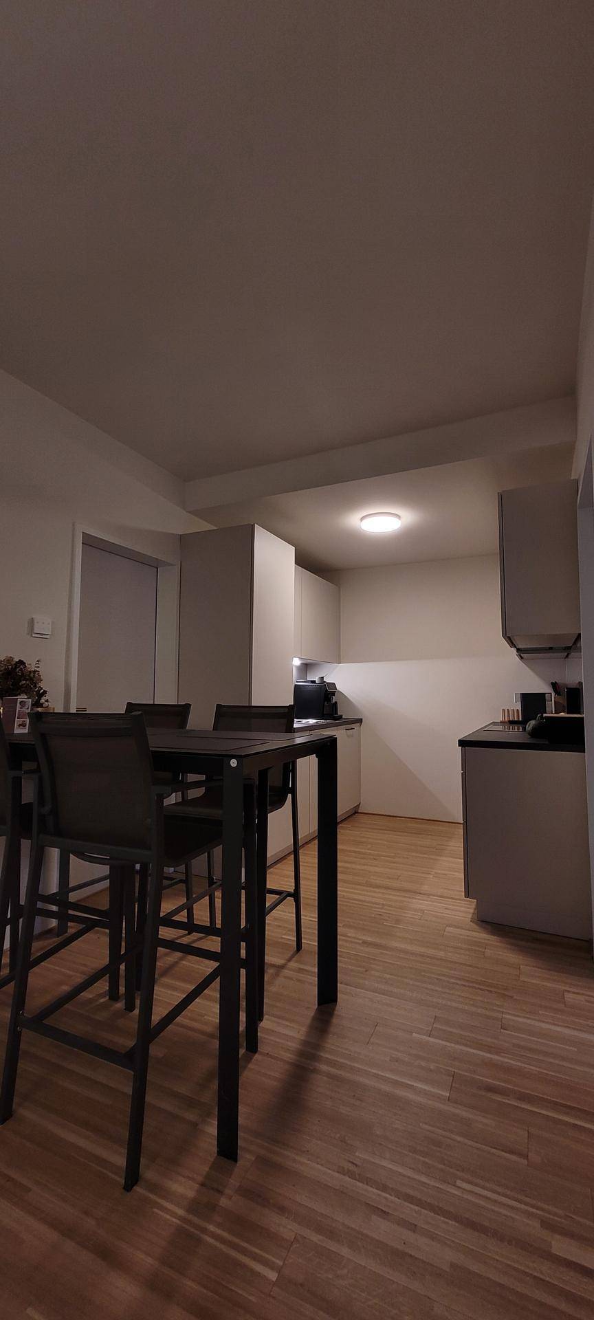 Moderne Küche mit Bartisch und Hockern, ideal für gesellige Mahlzeiten.