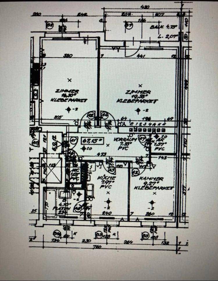 Detaillierter Grundriss einer Wohnung mit mehreren Zimmern, Balkon und Loggia.