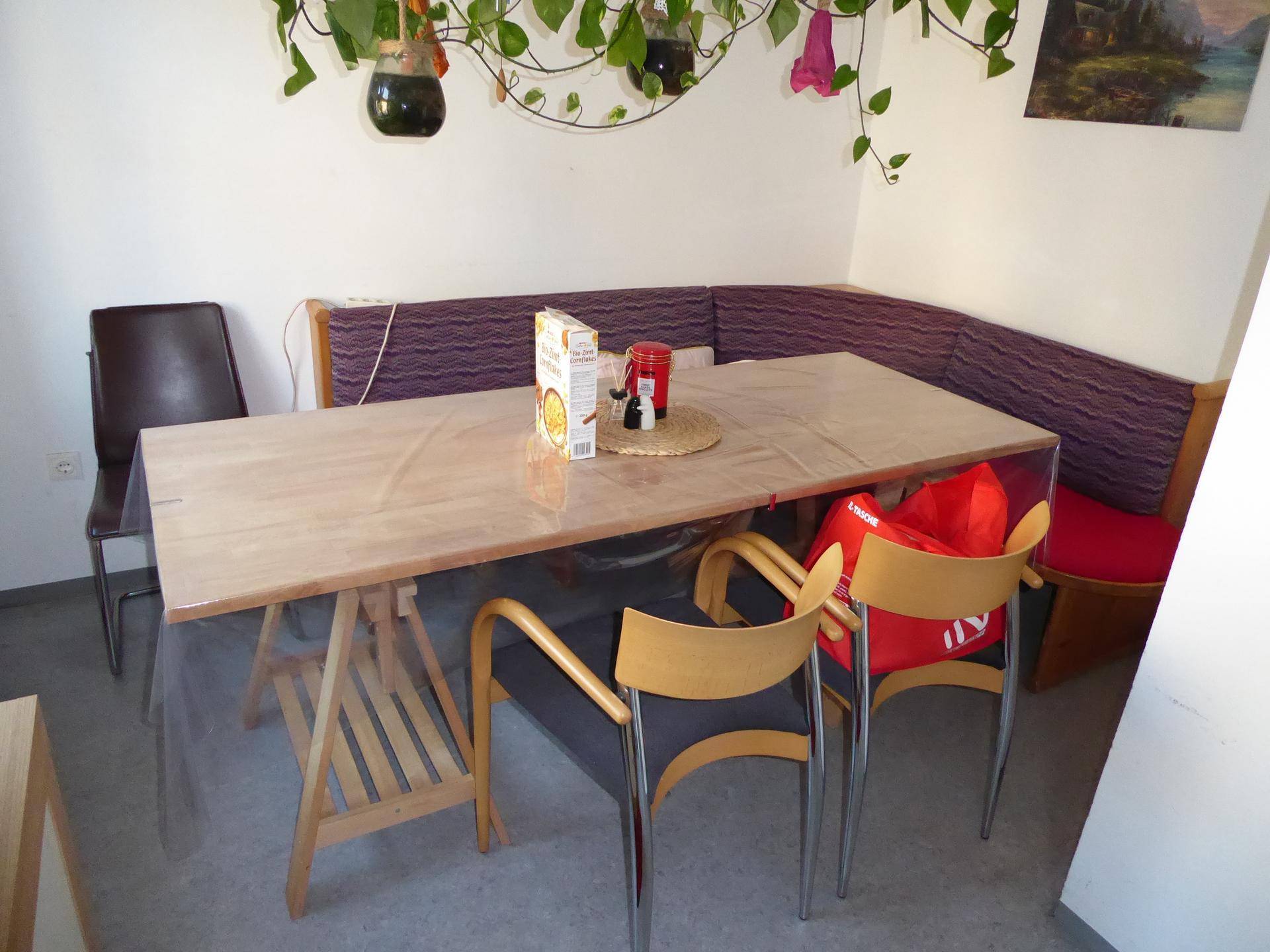 Gemütlicher Essbereich mit Eckbank und großem Holztisch, ideal für Mahlzeiten.