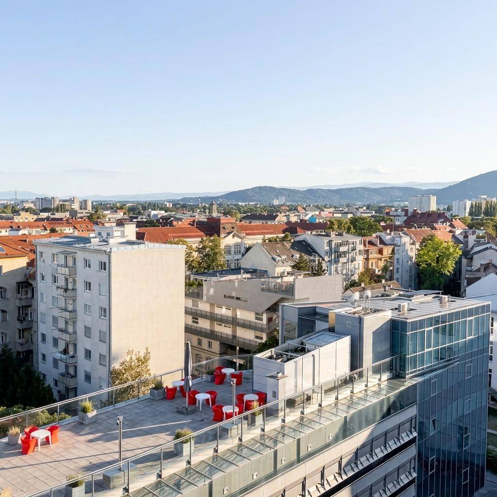 Große Dachterrasse mit Sitzgelegenheiten und weitem Blick über die Stadt und Berge.
