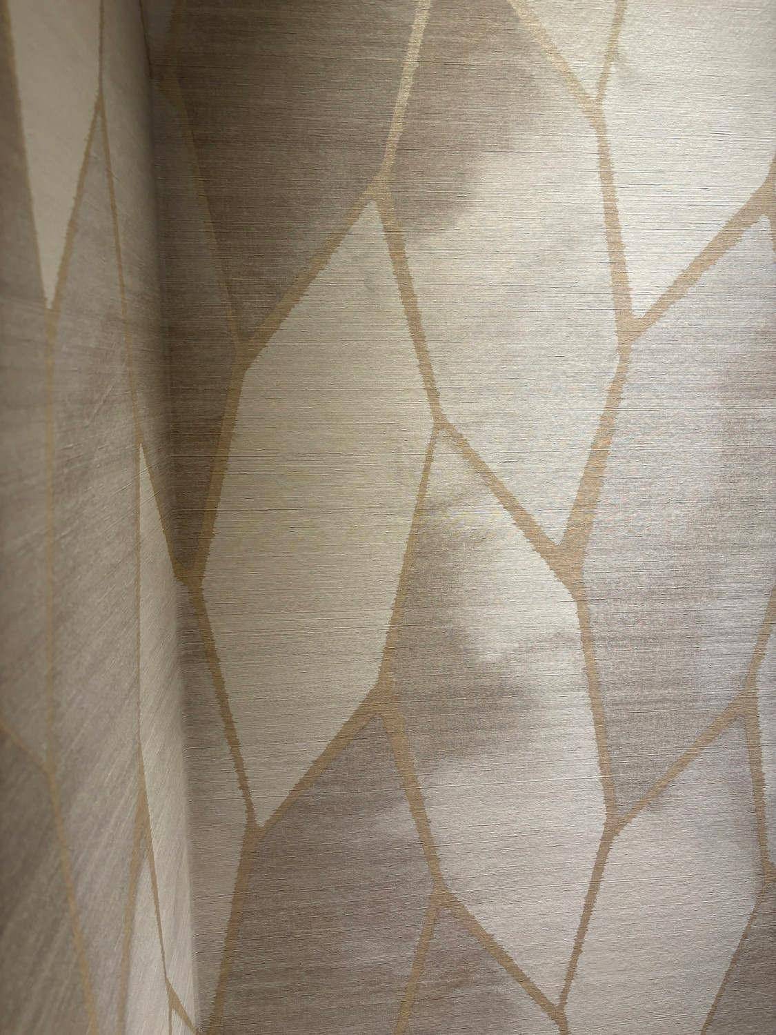 Nahaufnahme einer Wand mit modernem, geometrischem Tapetenmuster in Beige- und Grautönen.