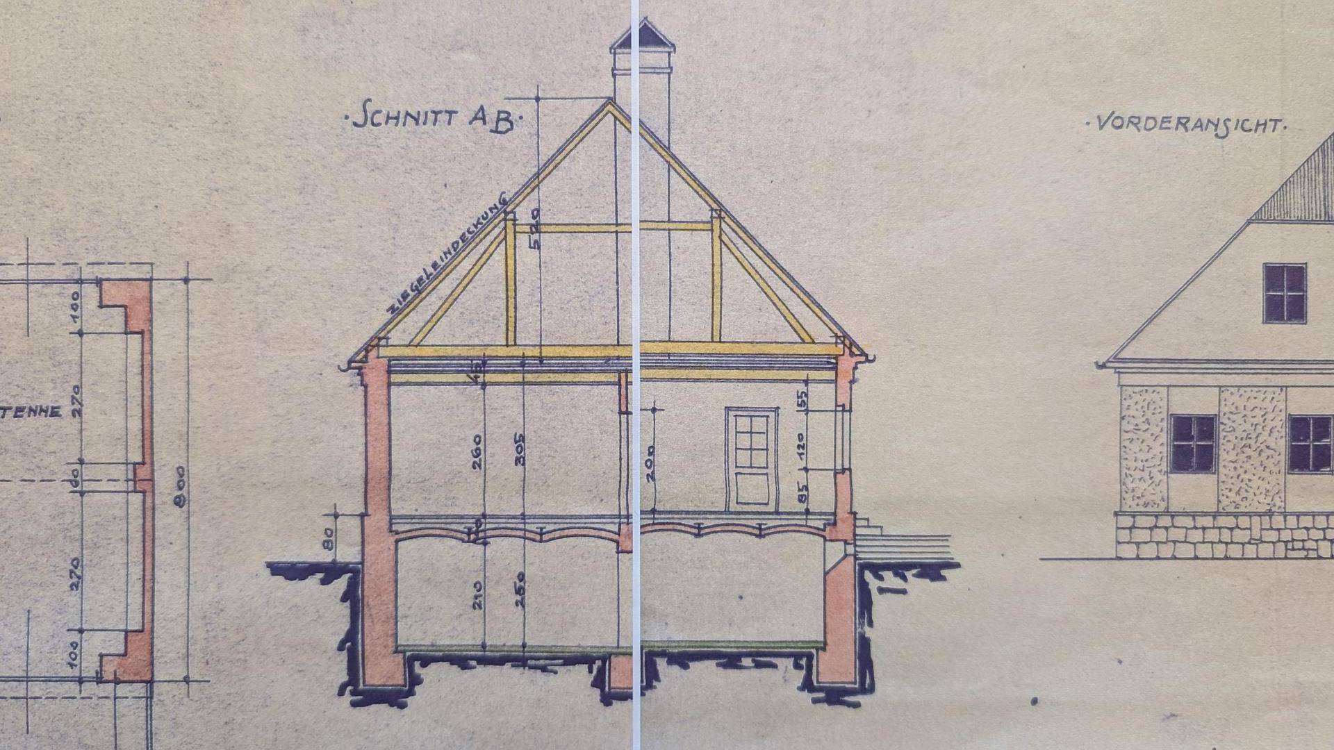 Architektonische Zeichnung mit Gebäudeschnitt, Satteldach und sichtbaren Balken.