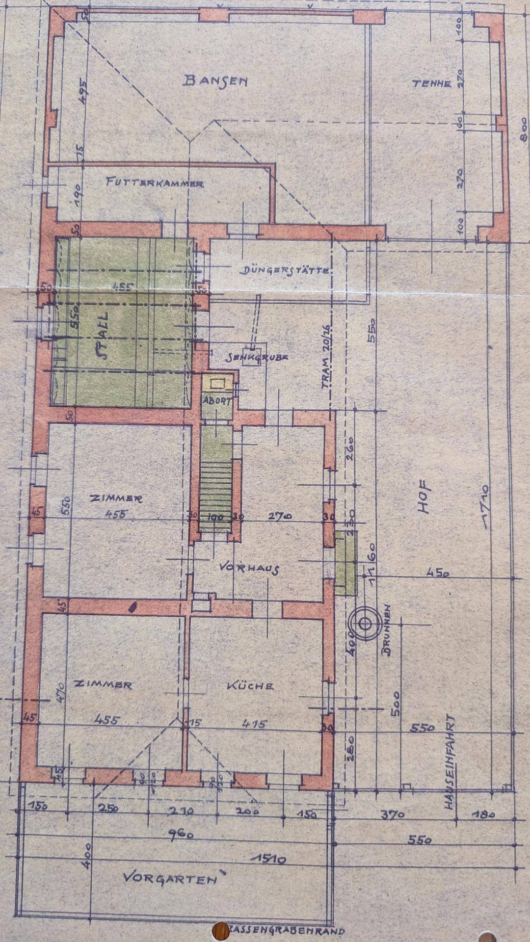 Historischer Grundriss mit verschiedenen Räumen, Hof und Vorgartenbereich.