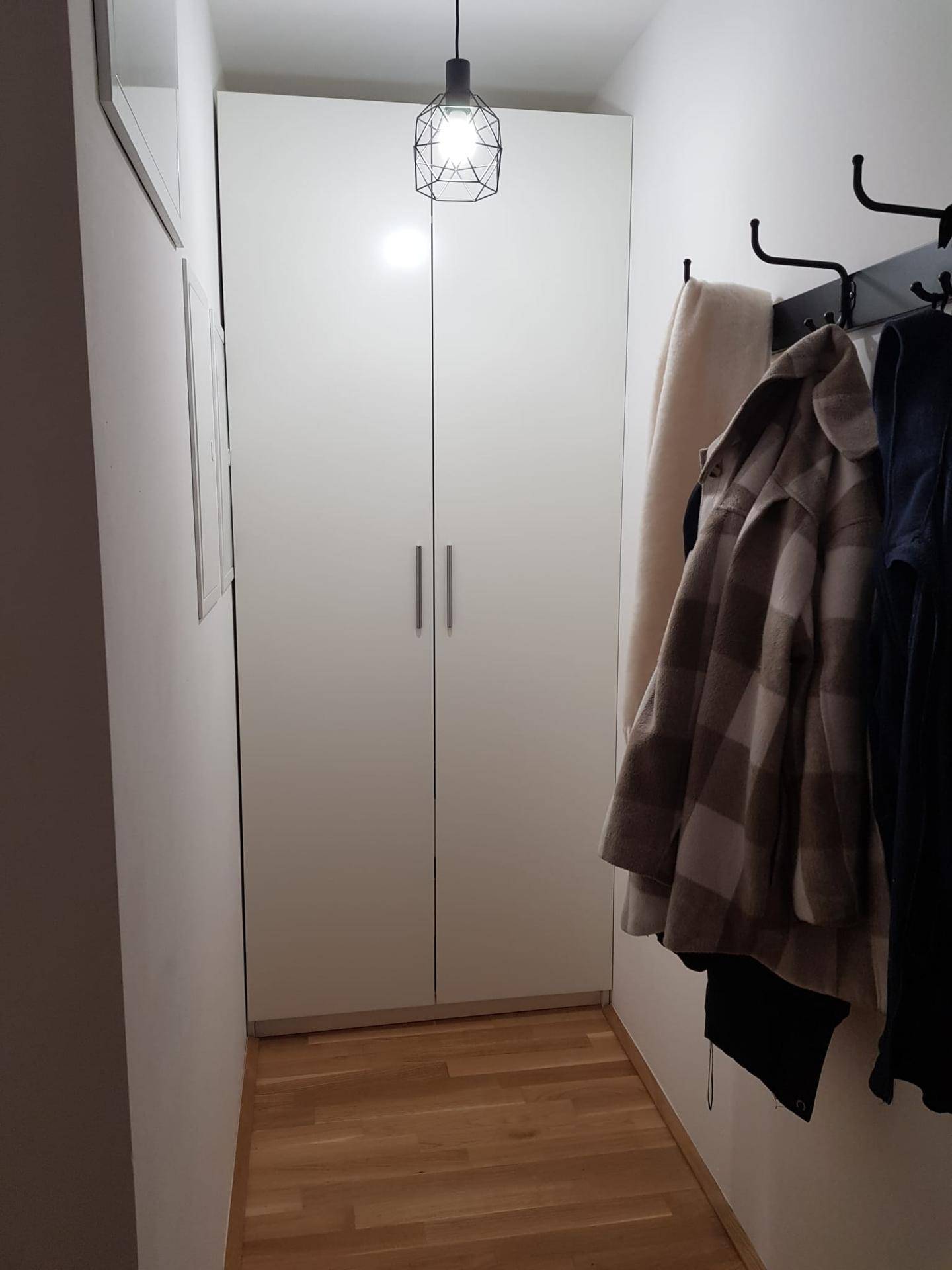 Heller Flur mit integriertem Schrank und Garderobe, ideal für den Eingangsbereich.