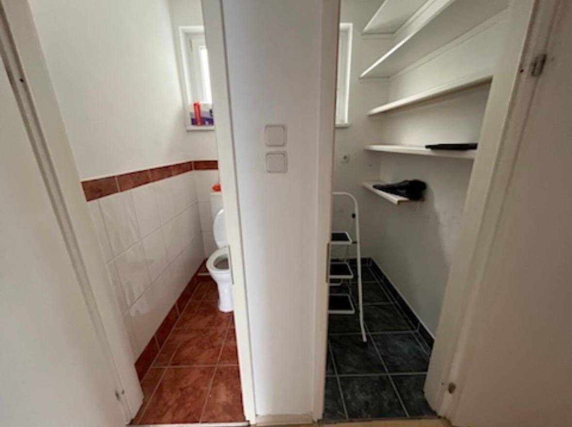 Zwei kleine Räume, einer mit Toilette und der andere als Abstellraum genutzt.
