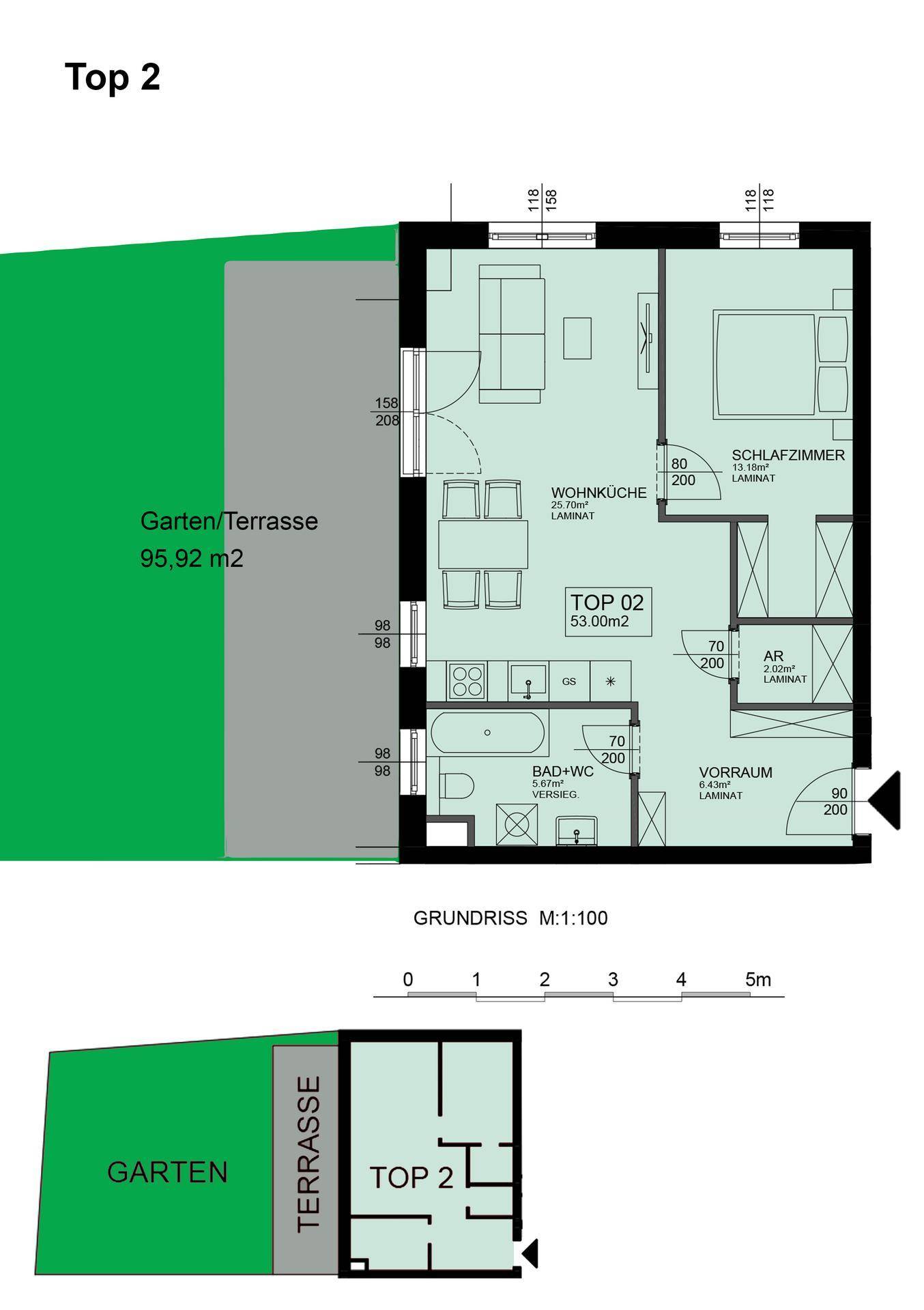 Grundriss der Wohnung Top 2 zeigt Wohnküche, Schlafzimmer, Bad und eine große Terrasse mit Garten.