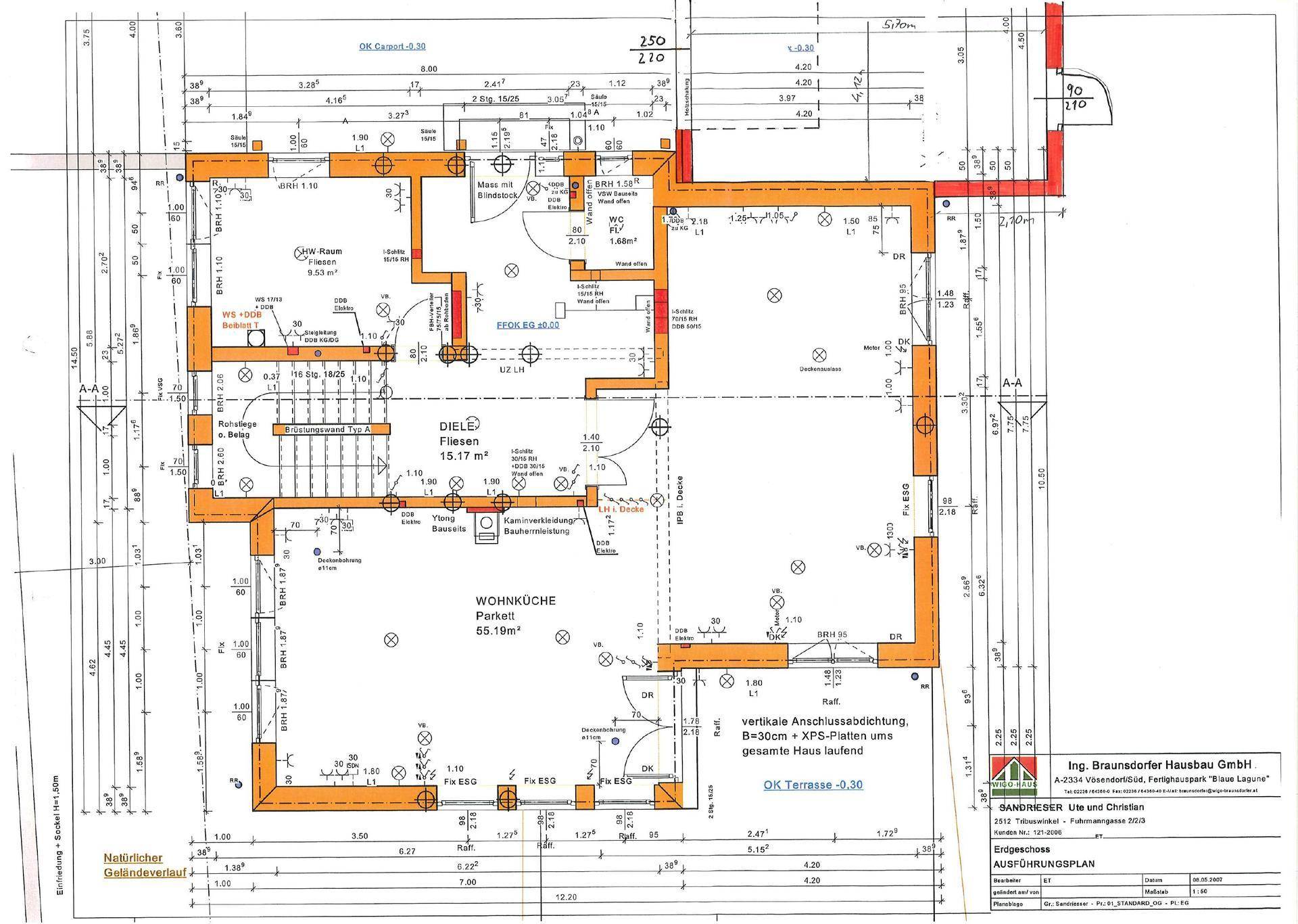 Grundriss des Erdgeschosses mit Wohnküche, Diele und Zugang zur Terrasse.