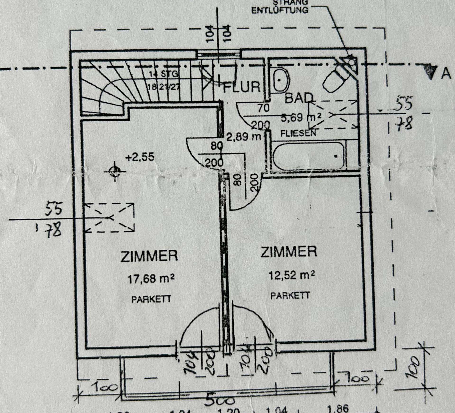 Grundriss der oberen Etage mit zwei Zimmern, einem Badezimmer und einem Flur.