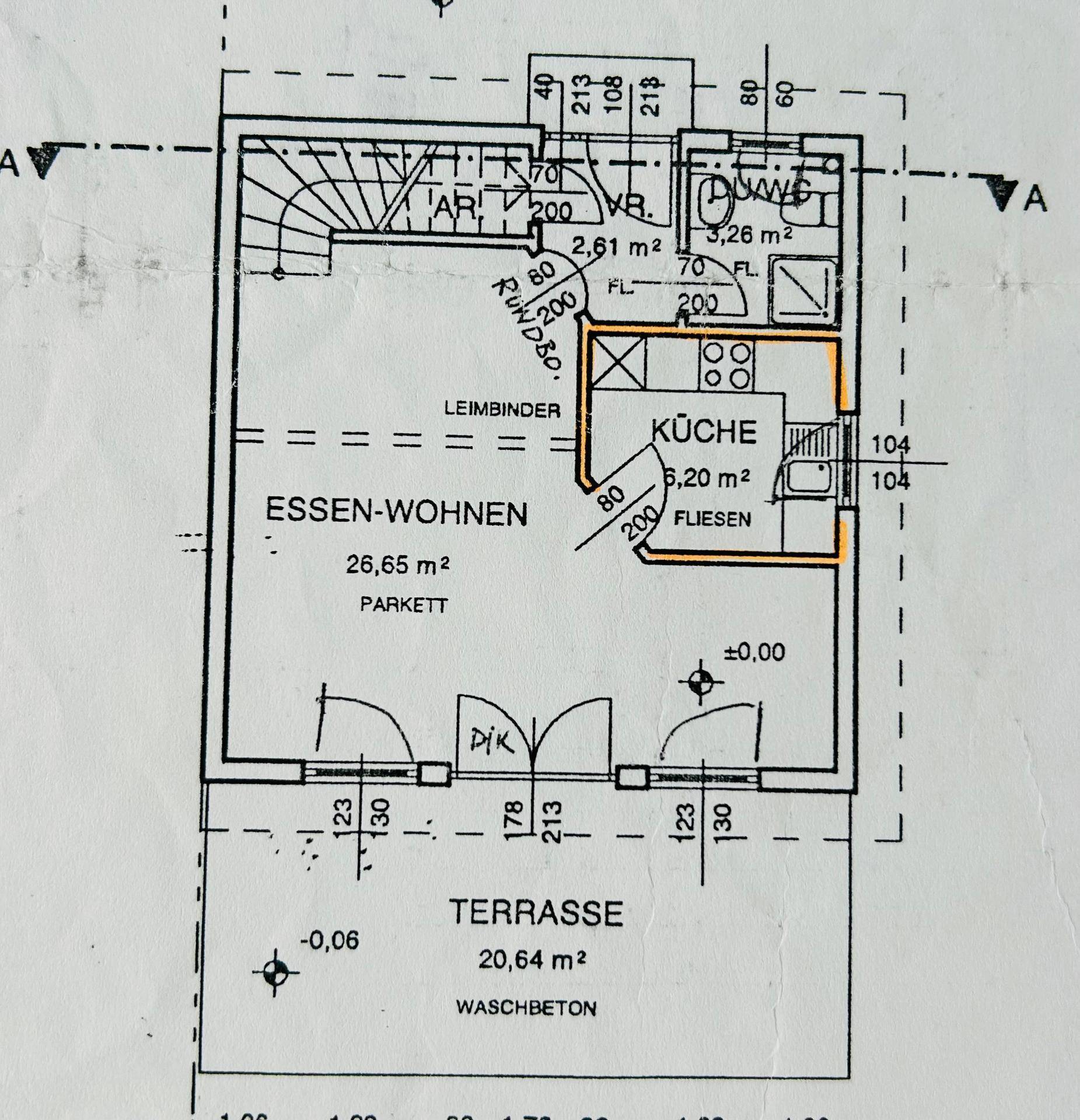 Grundriss des Erdgeschosses mit offenem Wohn-Essbereich, Küche und einer großen Terrasse.