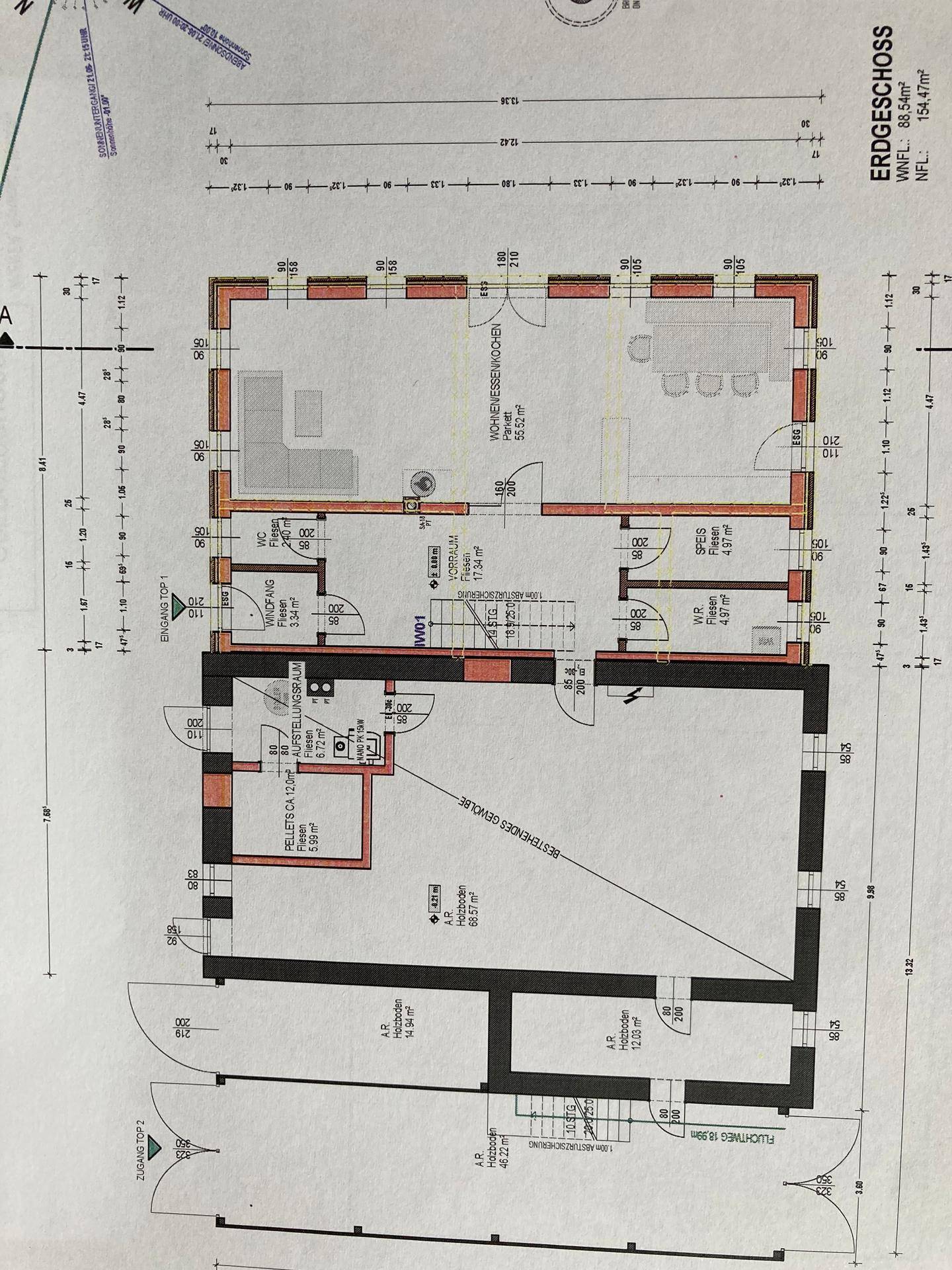 Grundriss des Erdgeschosses mit Wohn-Ess-Küchenbereich und weiteren Räumen.