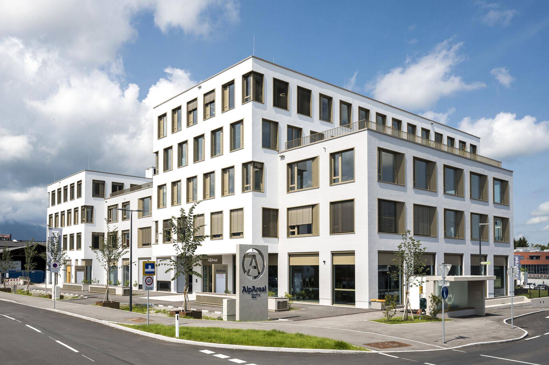 Ansicht des modernen Bürokomplexes mit großen Fenstern und einer klaren, zeitgenössischen Architektur.