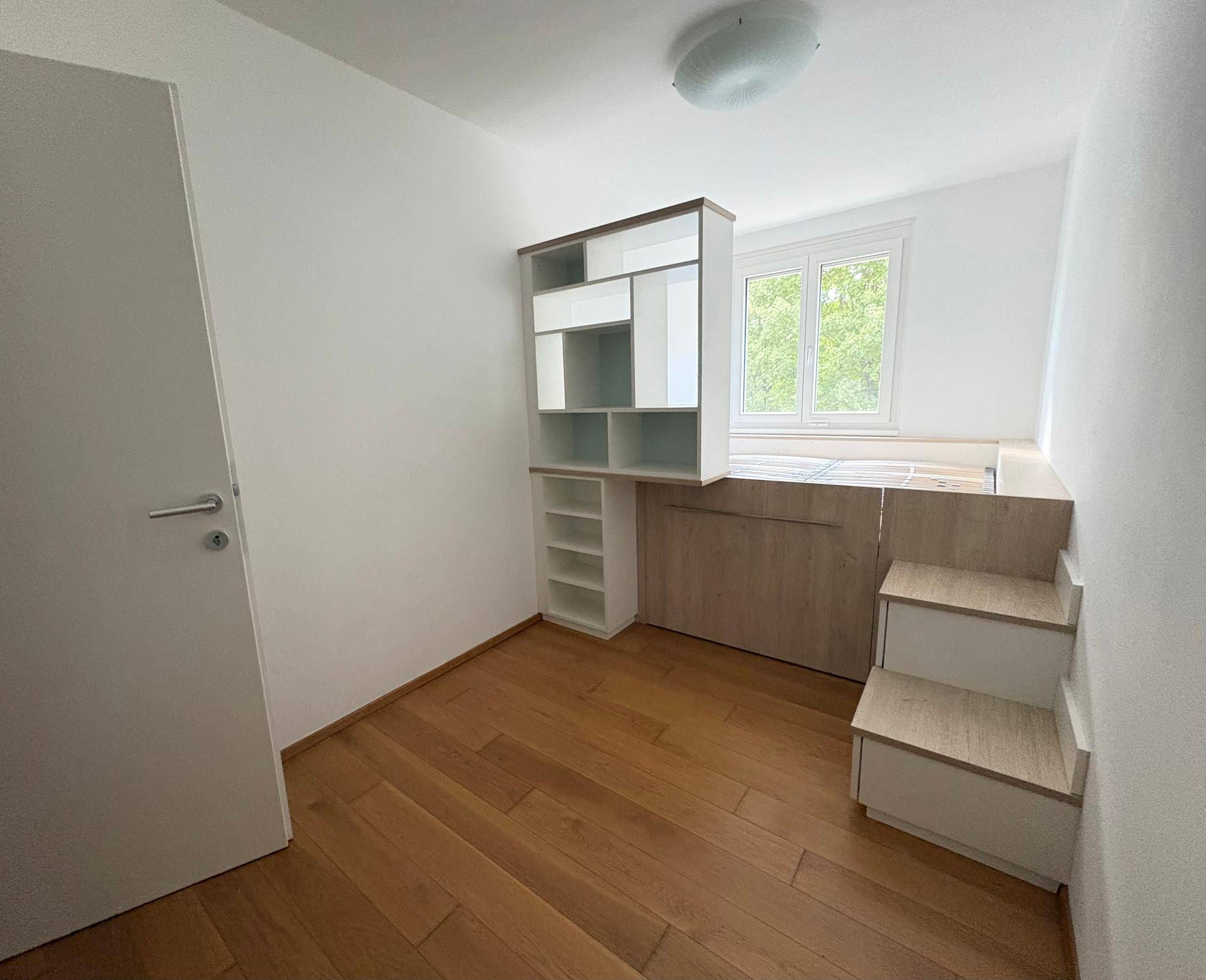 Helles Schlafzimmer mit integriertem Hochbett, Regal und großem Fenster für viel Licht.