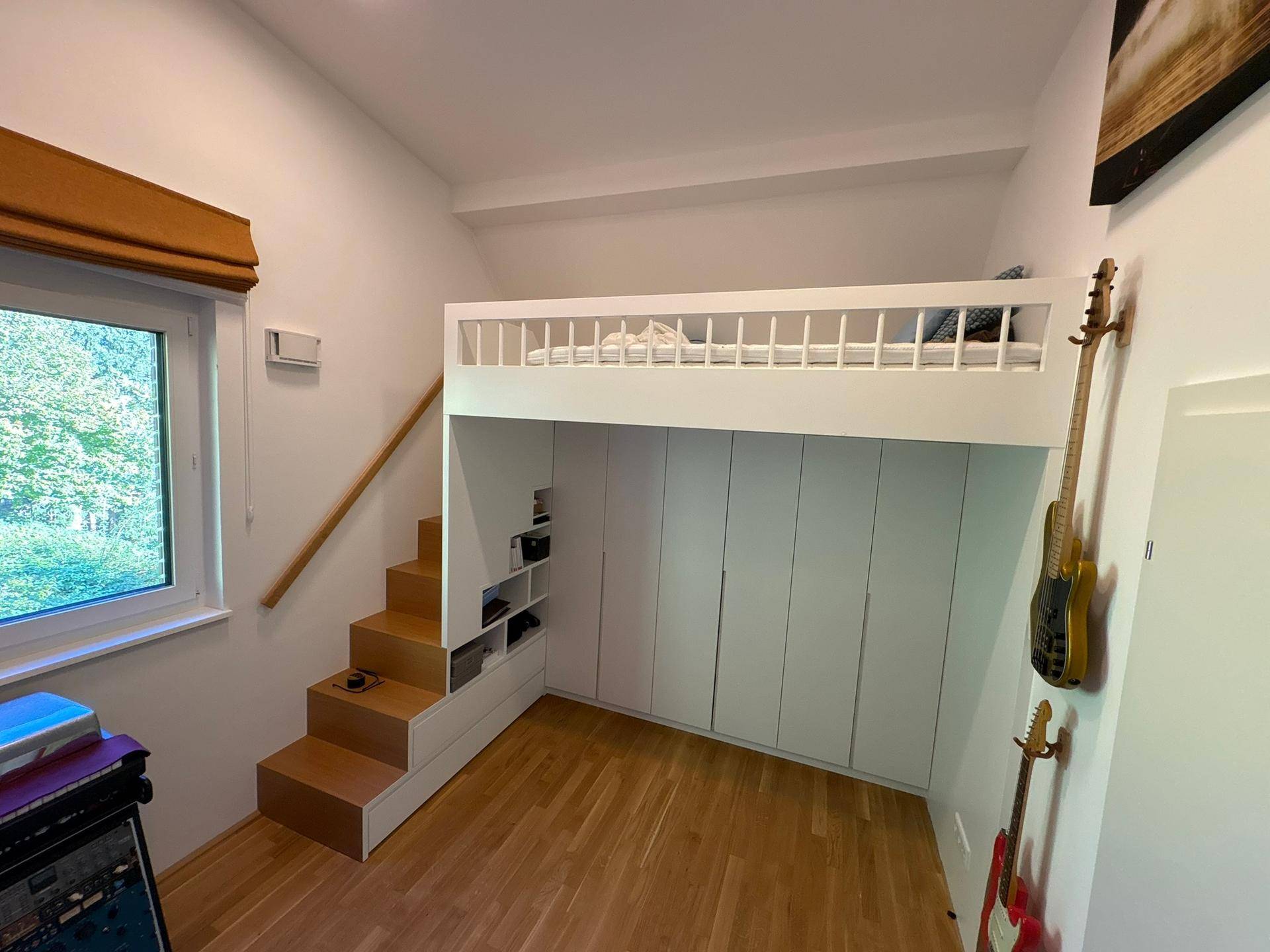 Kinderzimmer mit Hochbett, integrierten Schränken und Holztreppe, ideal für kleine Räume.