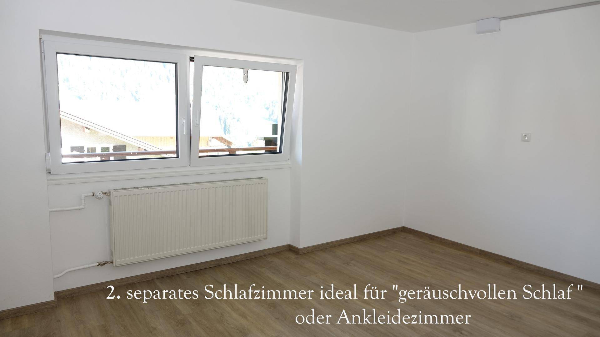Zweites helles Zimmer mit Laminatboden und Fenster, vielseitig nutzbar als Schlaf- oder Ankleidezimmer.