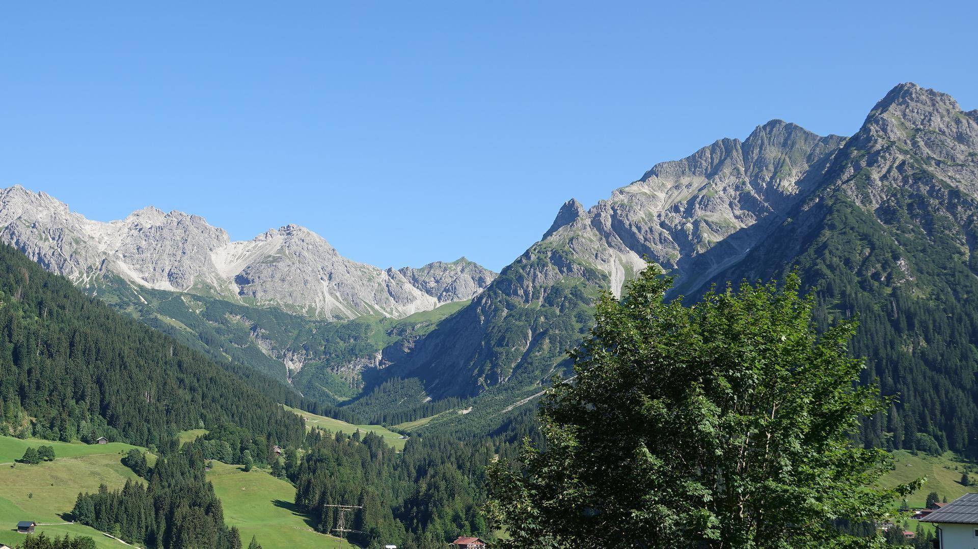 Atemberaubender Panoramablick auf die majestätischen Berge und die grünen Täler der Alpenregion.