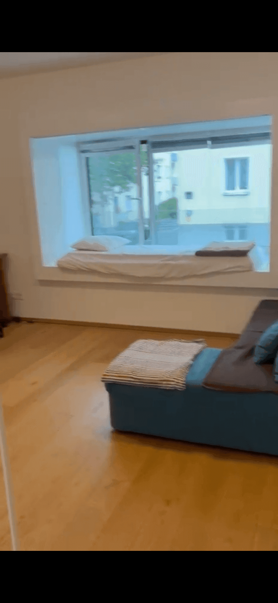 Wohnbereich mit breiter Fensterbank als Sitzgelegenheit und einer bequemen Chaiselongue.