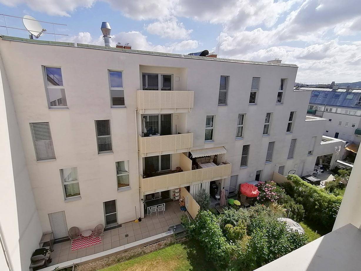 Moderne Wohnanlage mit Balkonen, Terrassen und einem gepflegten Gartenbereich.