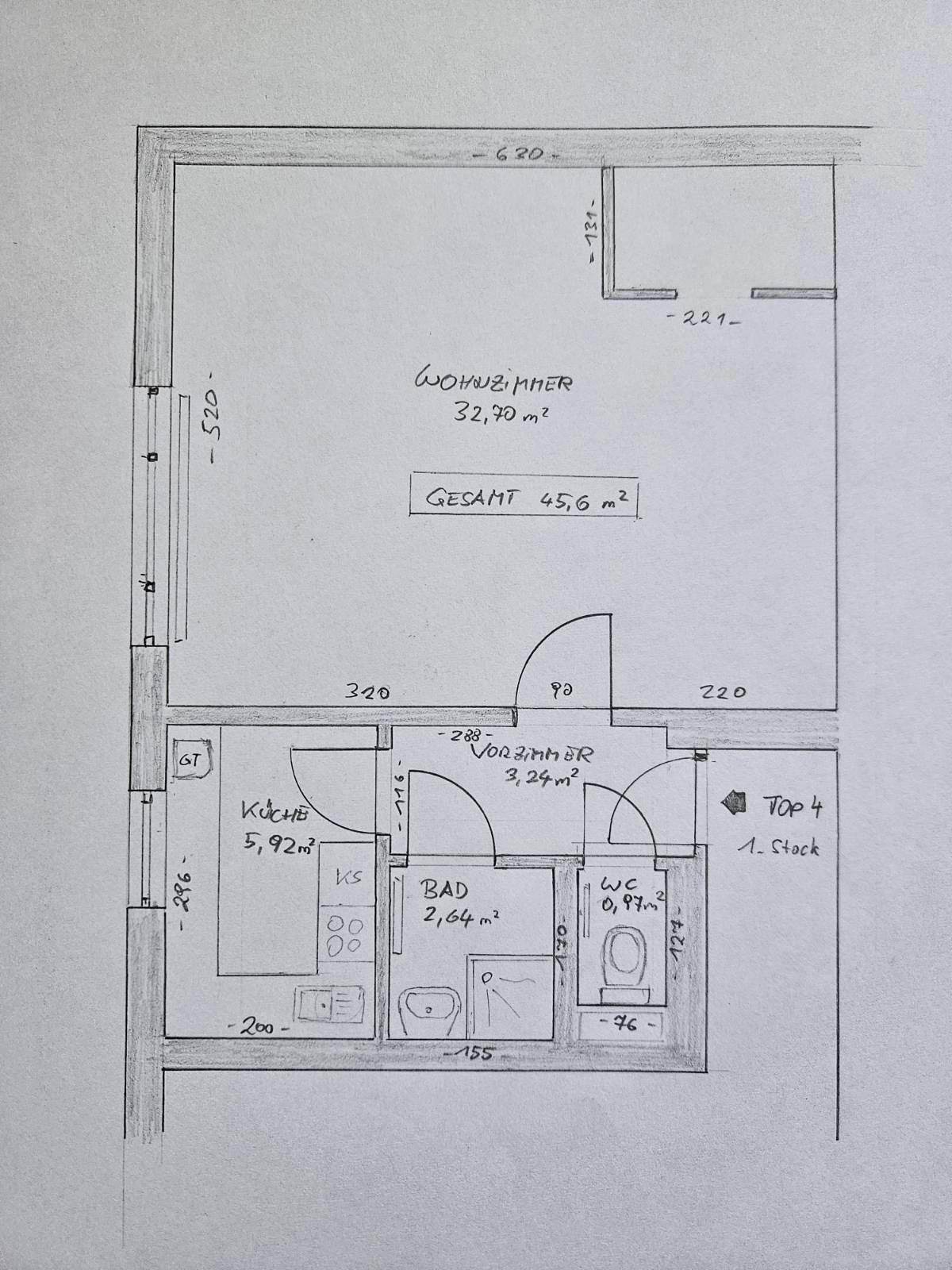 Handgezeichneter Grundriss einer Wohnung mit Wohnzimmer, Küche, Bad und separatem WC.