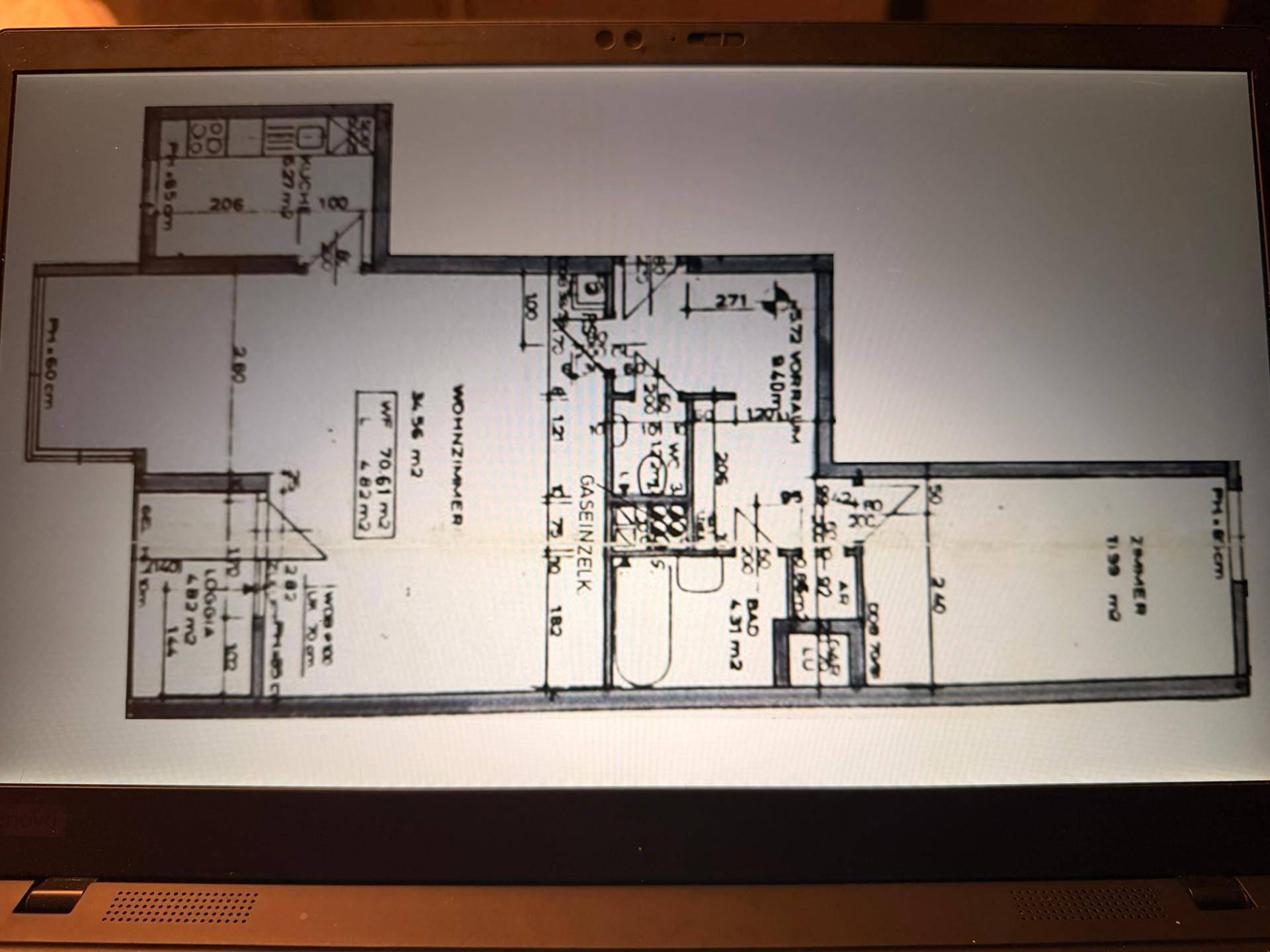 Grundrissplan einer Wohnung mit separater Küche, großem Wohnzimmer, Bad und einem weiteren Zimmer.