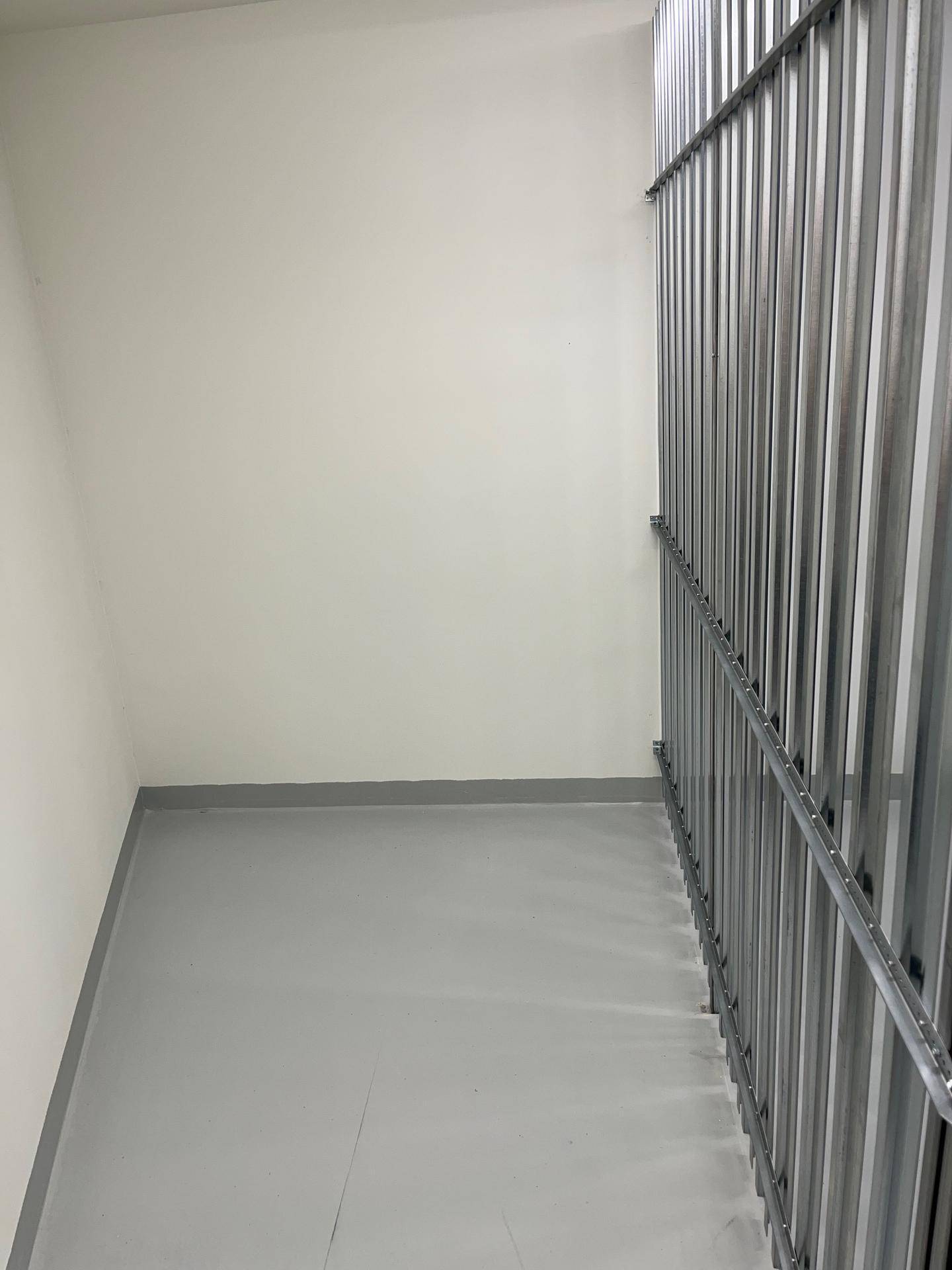 Leeres Lagerabteil mit hellen Wänden und grauem Boden, bereit zur Einlagerung von Gegenständen.