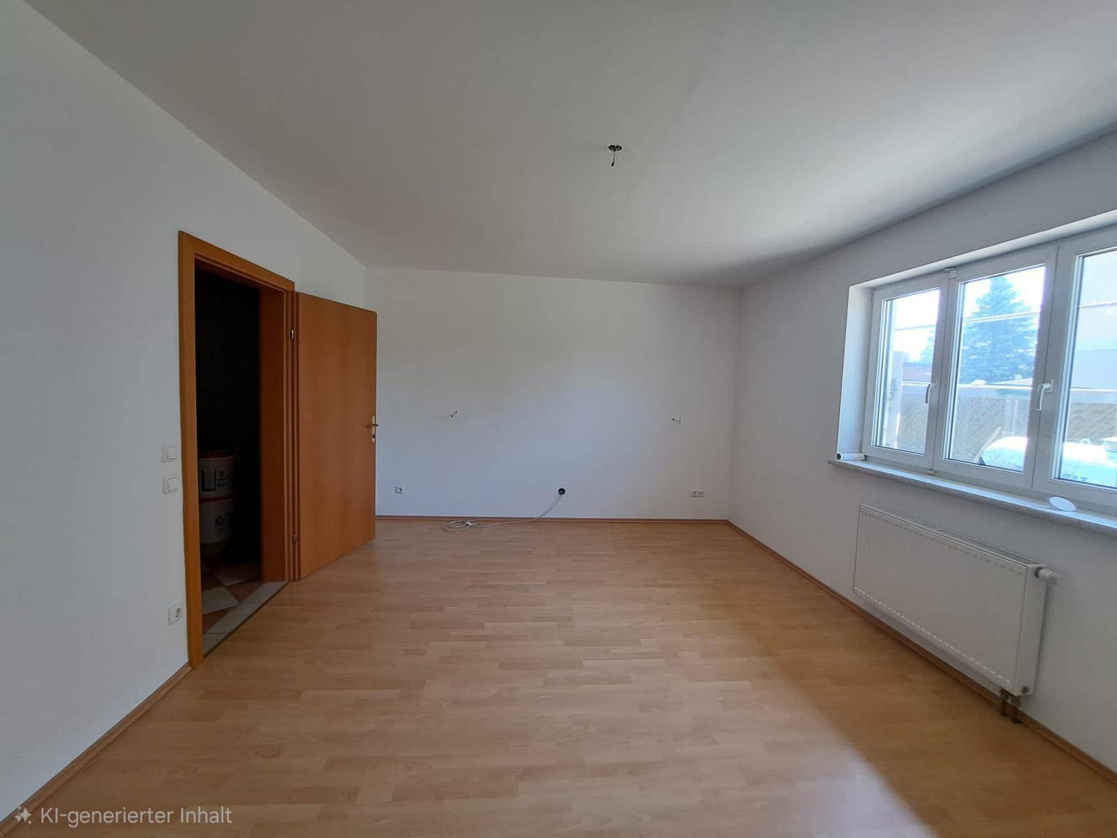 Helles Schlafzimmer mit Laminatboden und großem Fenster, bereit zur individuellen Gestaltung.