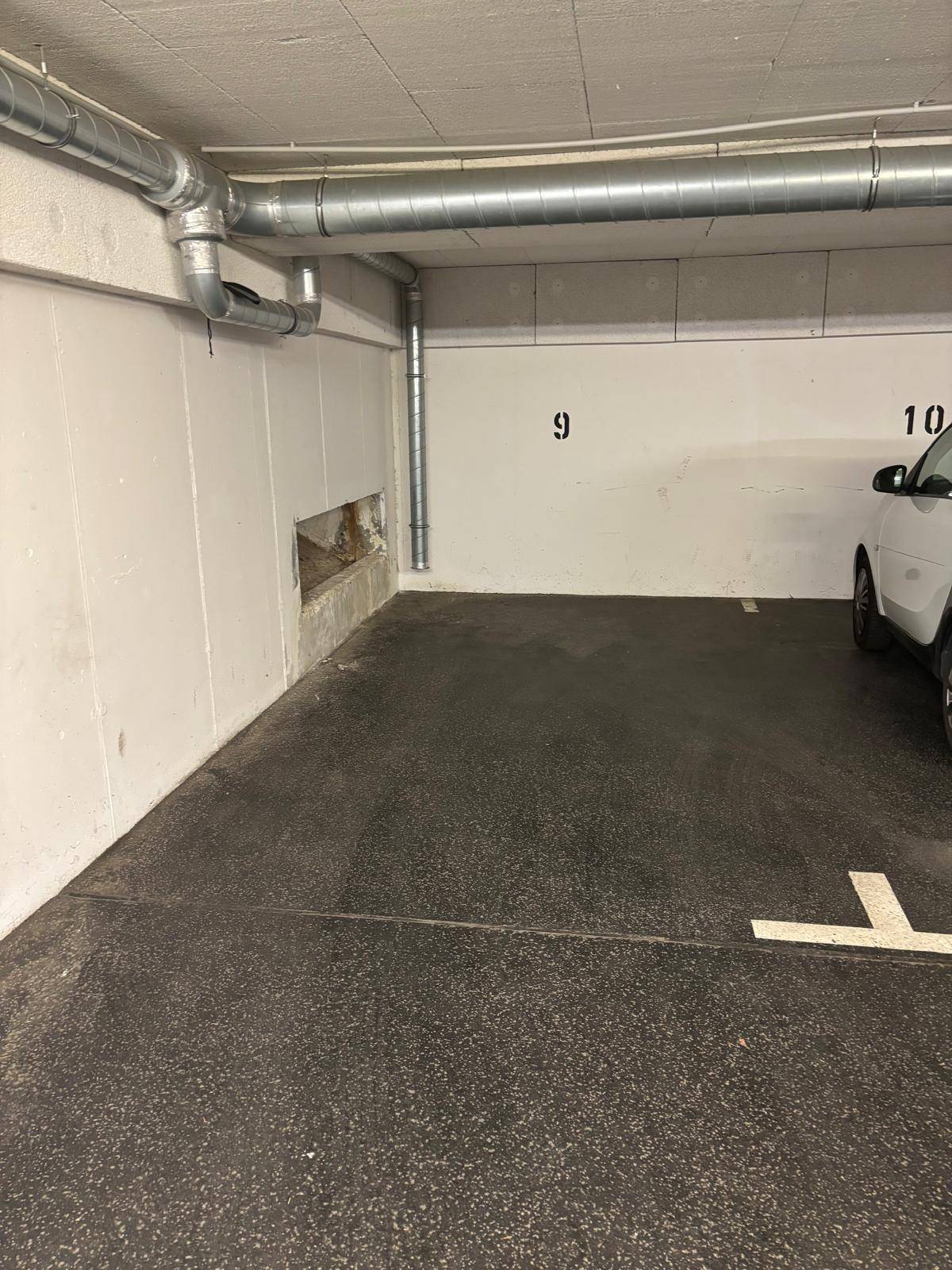 Einzelner Stellplatz in der Tiefgarage mit klarer Markierung und Betonwänden.