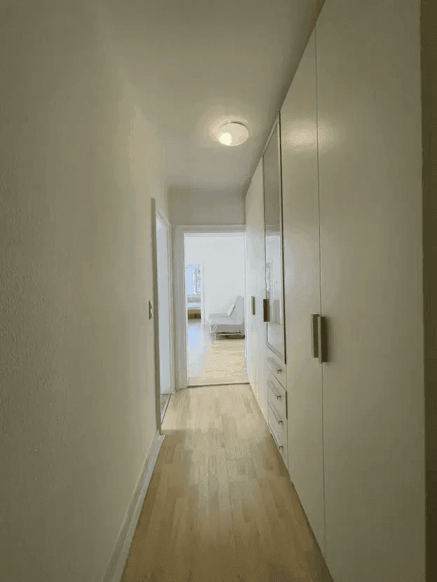 Heller Flur mit praktischen Einbauschränken und Zugang zu weiteren Wohnbereichen.