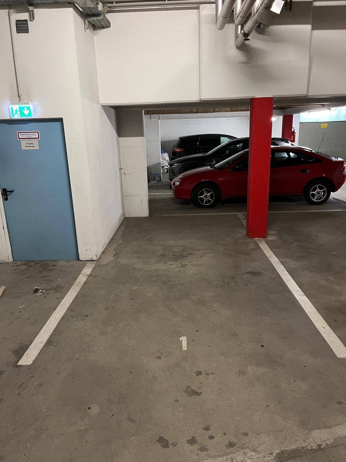 Geräumige Tiefgarage mit nummerierten Parkplätzen und guter Beleuchtung.