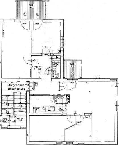Grundriss einer Wohnung mit mehreren Zimmern, zwei Balkonen und einem Treppenhaus.