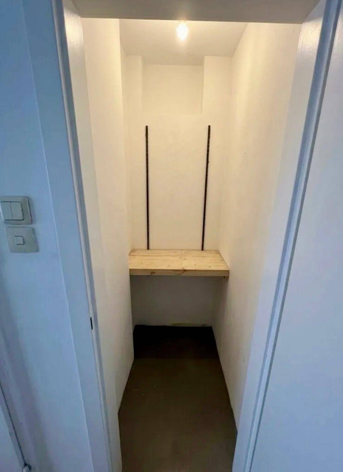 Praktischer Abstellraum mit einer Holzablage, ideal für zusätzlichen Stauraum im Haushalt.