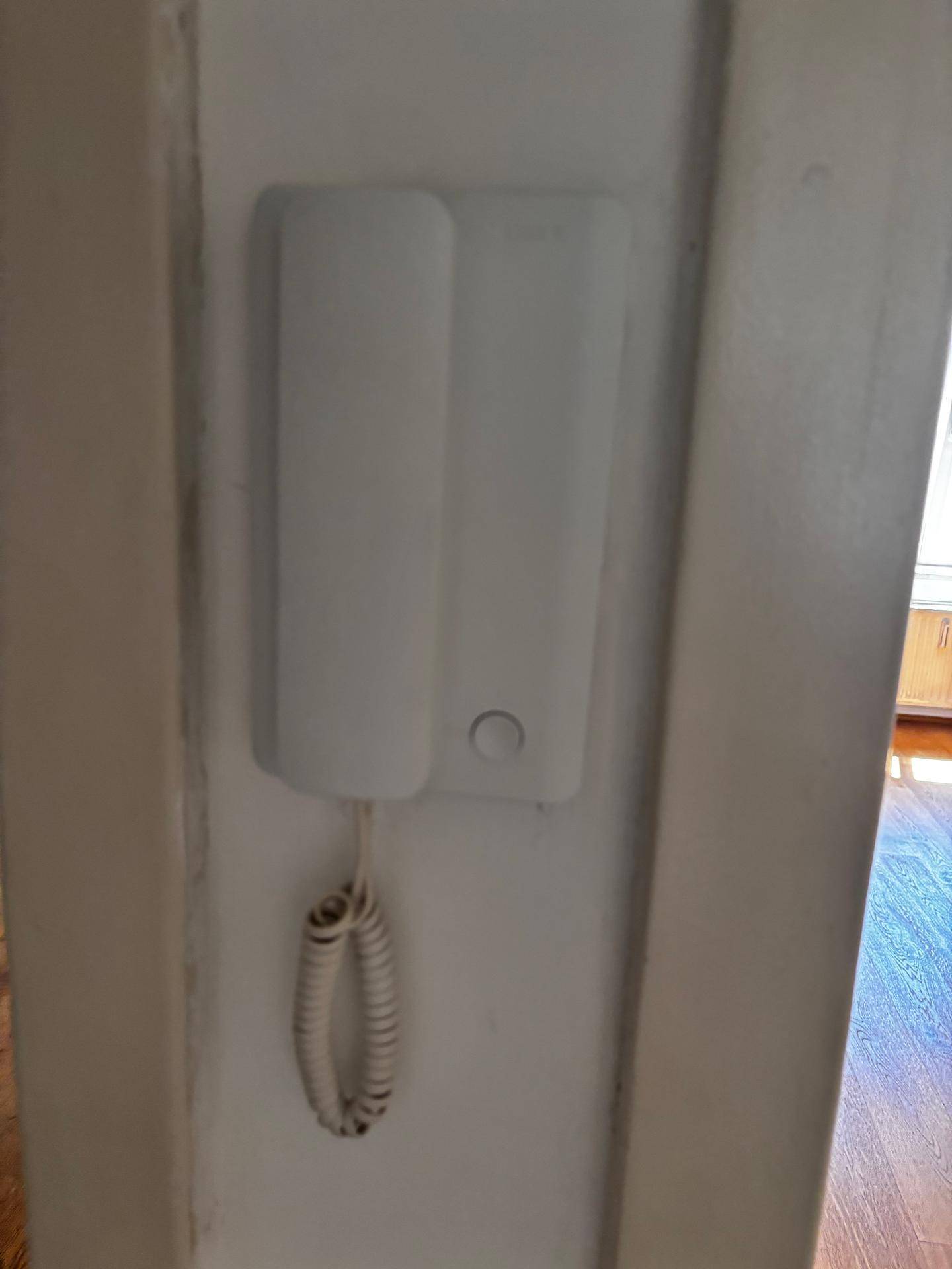 Gegensprechanlage an der Wand im Eingangsbereich des Hauses.