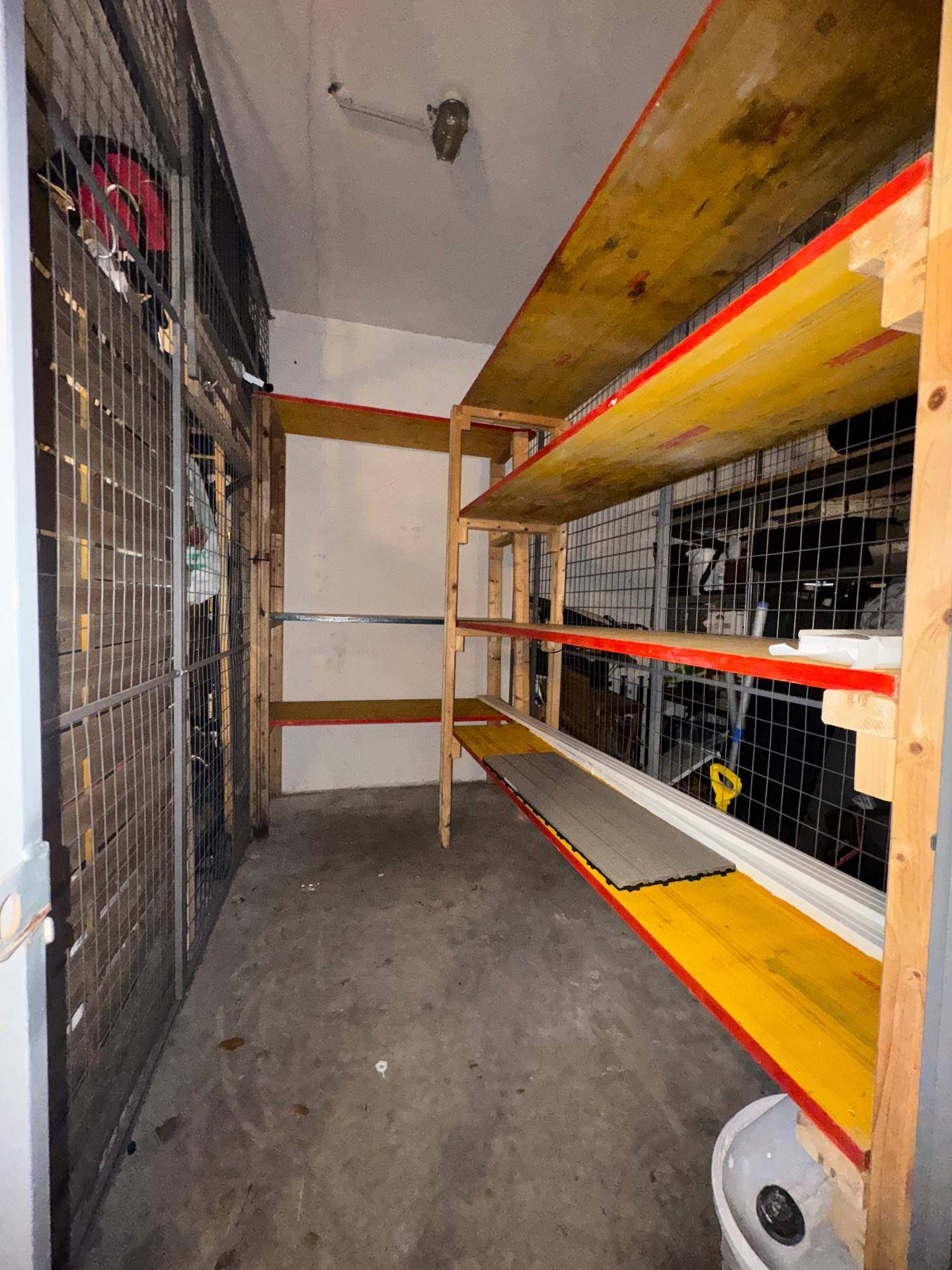 Geräumiger Abstellraum im Keller mit stabilen Regalen für zusätzlichen Stauraum.