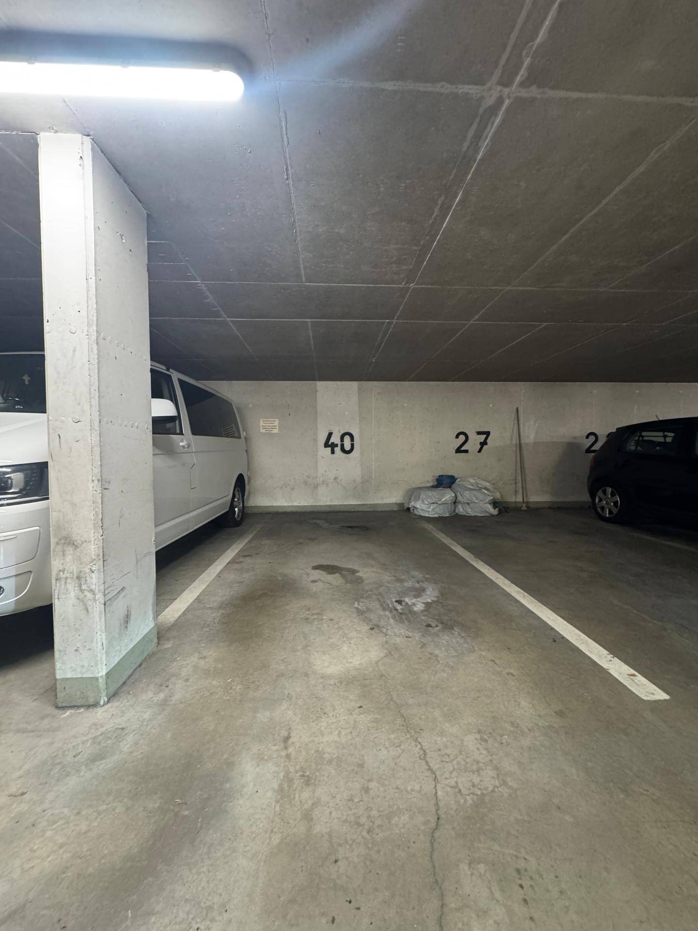 Tiefgaragenstellplatz mit ausreichend Platz für ein Fahrzeug in sicherer Umgebung.