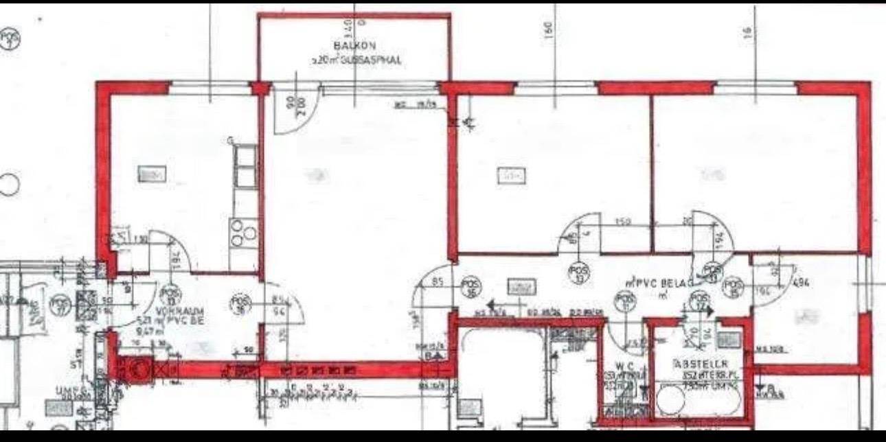 Grundrissplan mit Balkon und verschiedenen Räumen, rot markierte Wände.