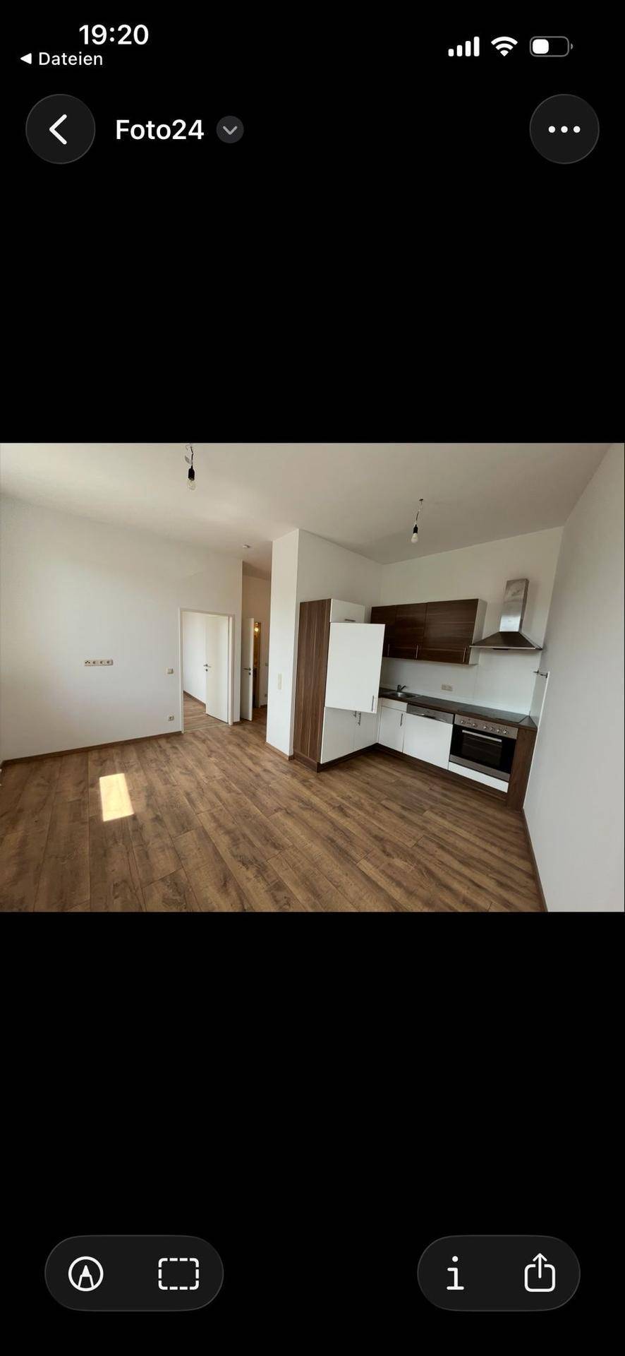 Offener Wohnbereich mit integrierter Küche und vielseitigem Raumangebot, ideal für modernes Wohnen.