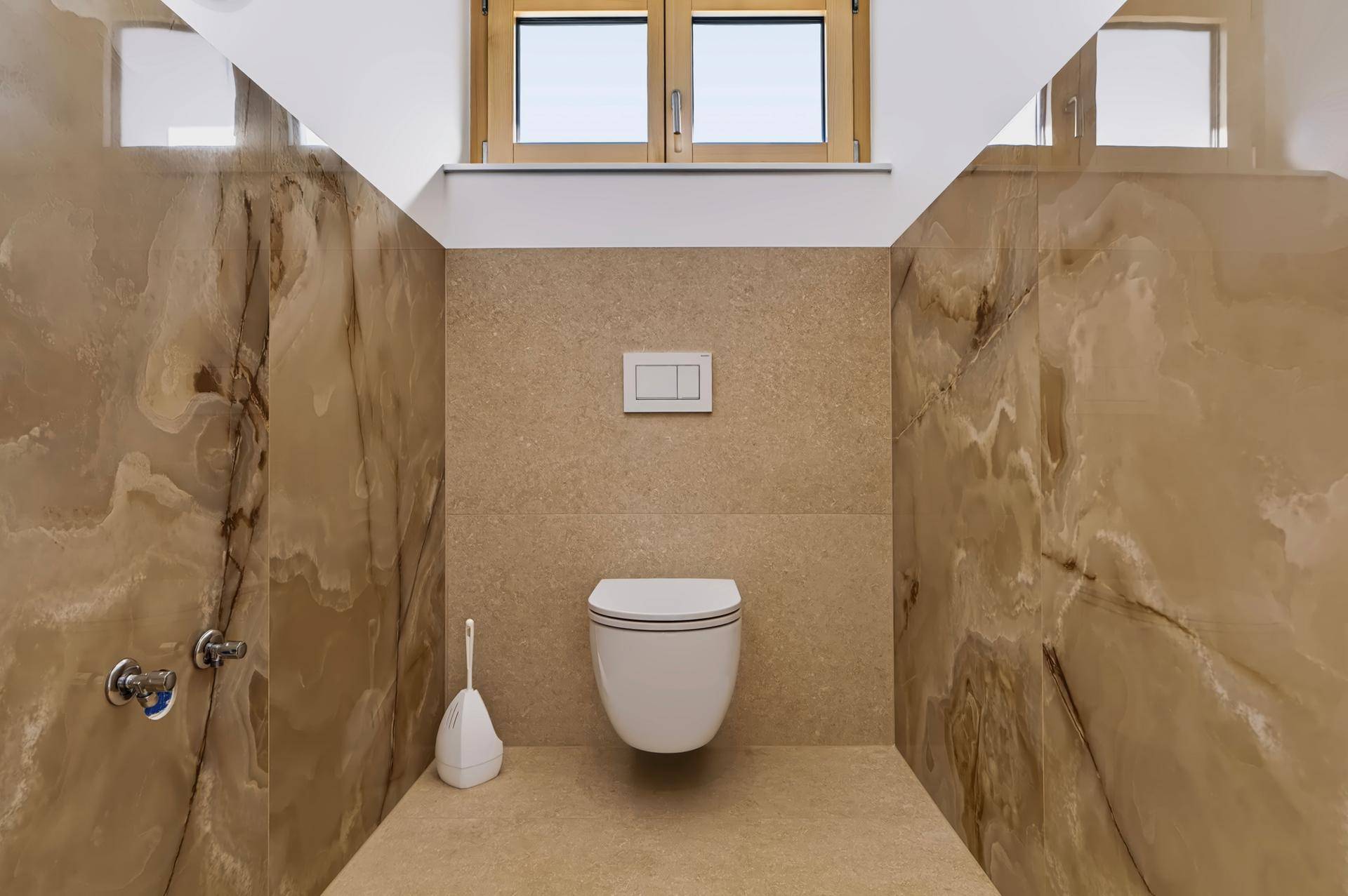 Modernes Gäste-WC mit eleganten Marmorfliesen und wandhängendem WC.