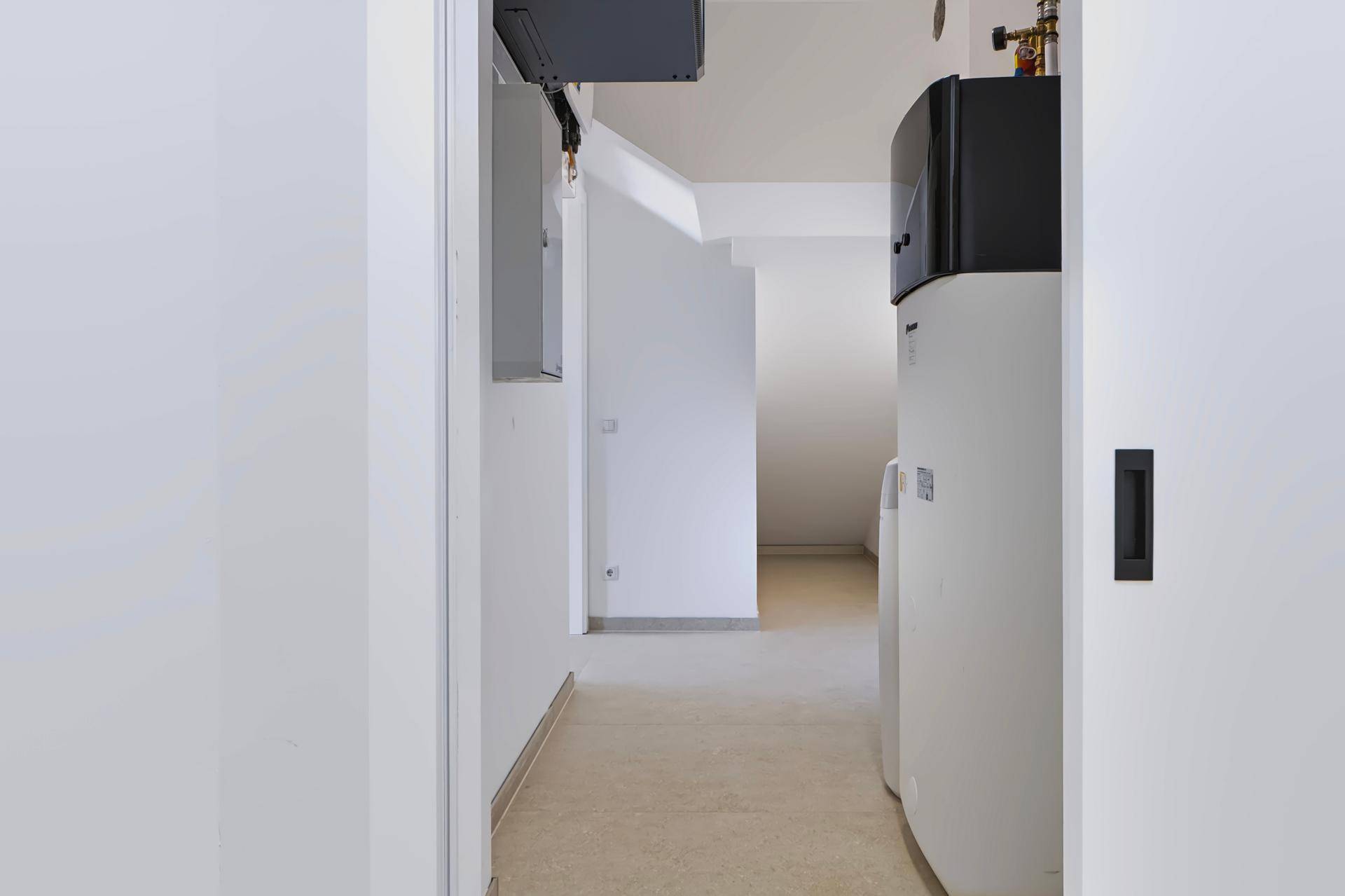 Hauswirtschaftsraum mit Heizungsanlage und ausreichend Platz für Lagerung.