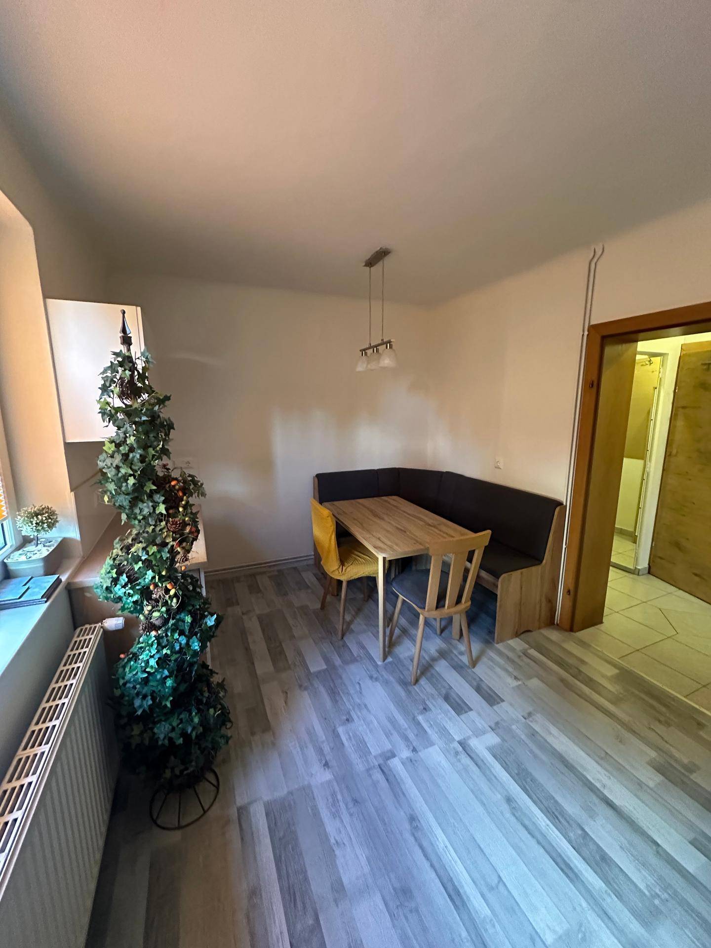 Gemütlicher Essbereich mit Eckbank und Holztisch, ideal für gemeinsame Mahlzeiten.