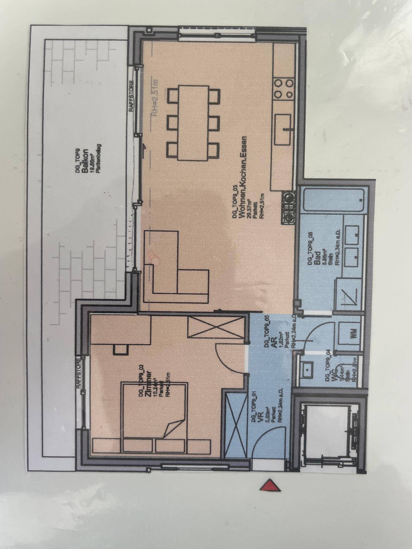 Detaillierter Grundriss mit offenem Wohn-, Koch- und Essbereich sowie Schlafzimmer und Balkon.
