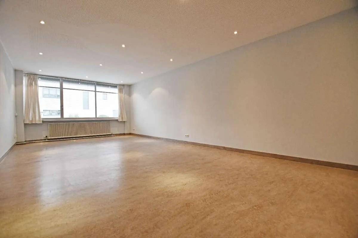 Heller Wohnraum mit großem Fenster, Heizkörper und Einbaustrahlern, bereit zur individuellen Gestaltung.