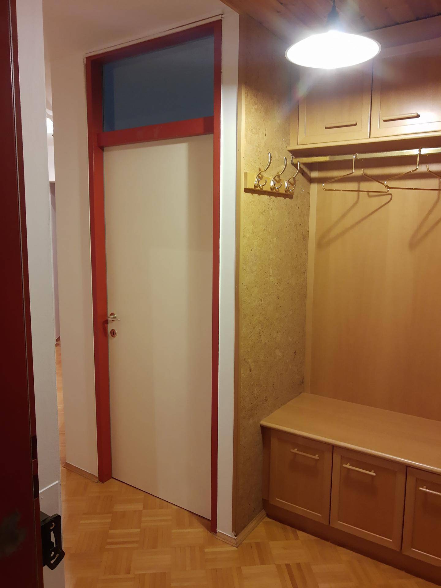 Eingangsbereich mit integrierter Garderobe und Sitzbank, ideal für zusätzlichen Stauraum.