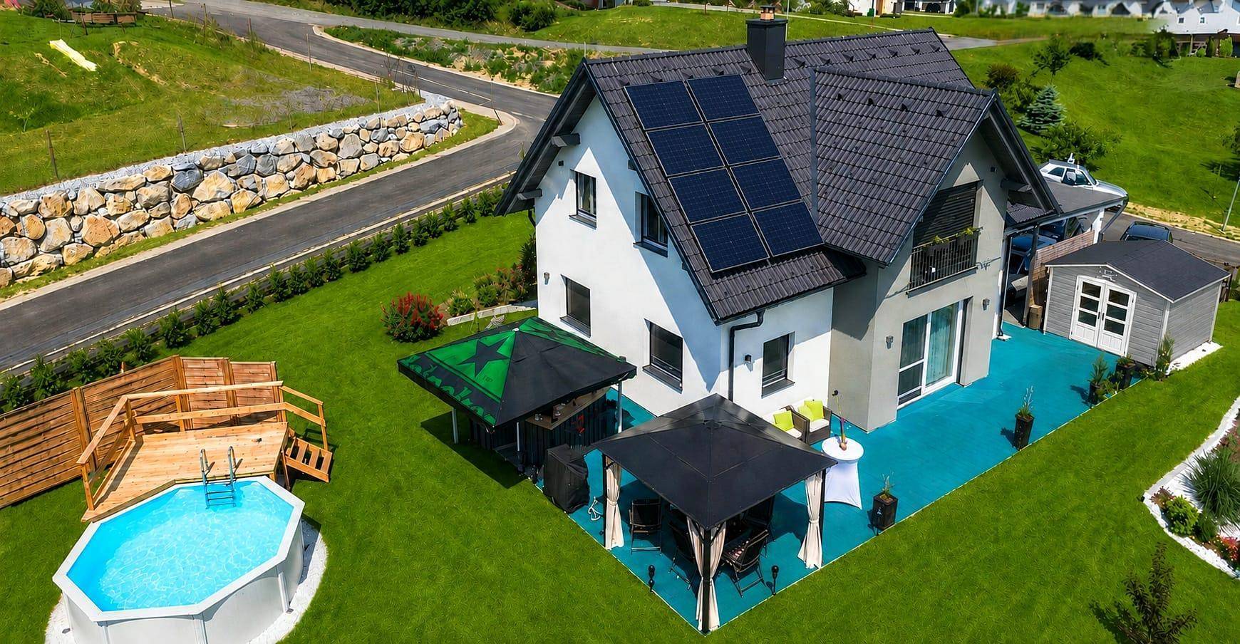 Moderne Villa mit Photovoltaikanlage, großem Garten, Pool und überdachten Sitzbereichen in ländlicher Umgebung.