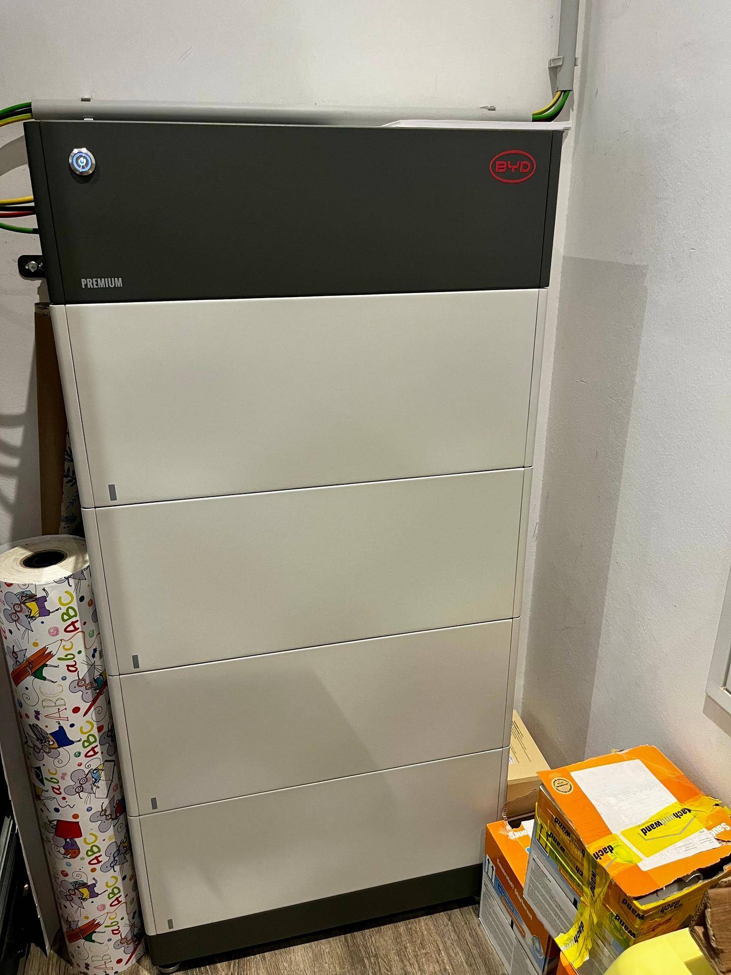 Das leistungsstarke Batteriespeichersystem für die Photovoltaikanlage steht im Technikraum und sichert die Energieversorgung.