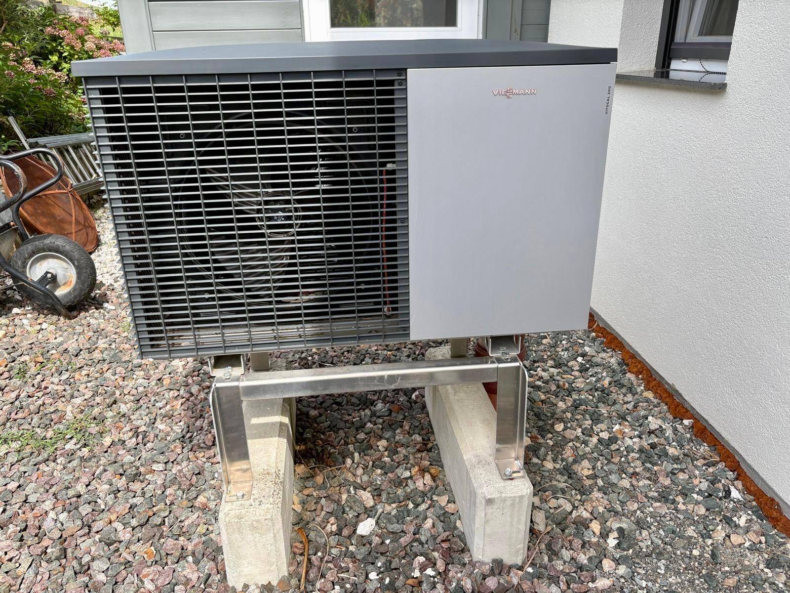Außeneinheit einer modernen Viessmann Wärmepumpe auf einem Kiesbett installiert.