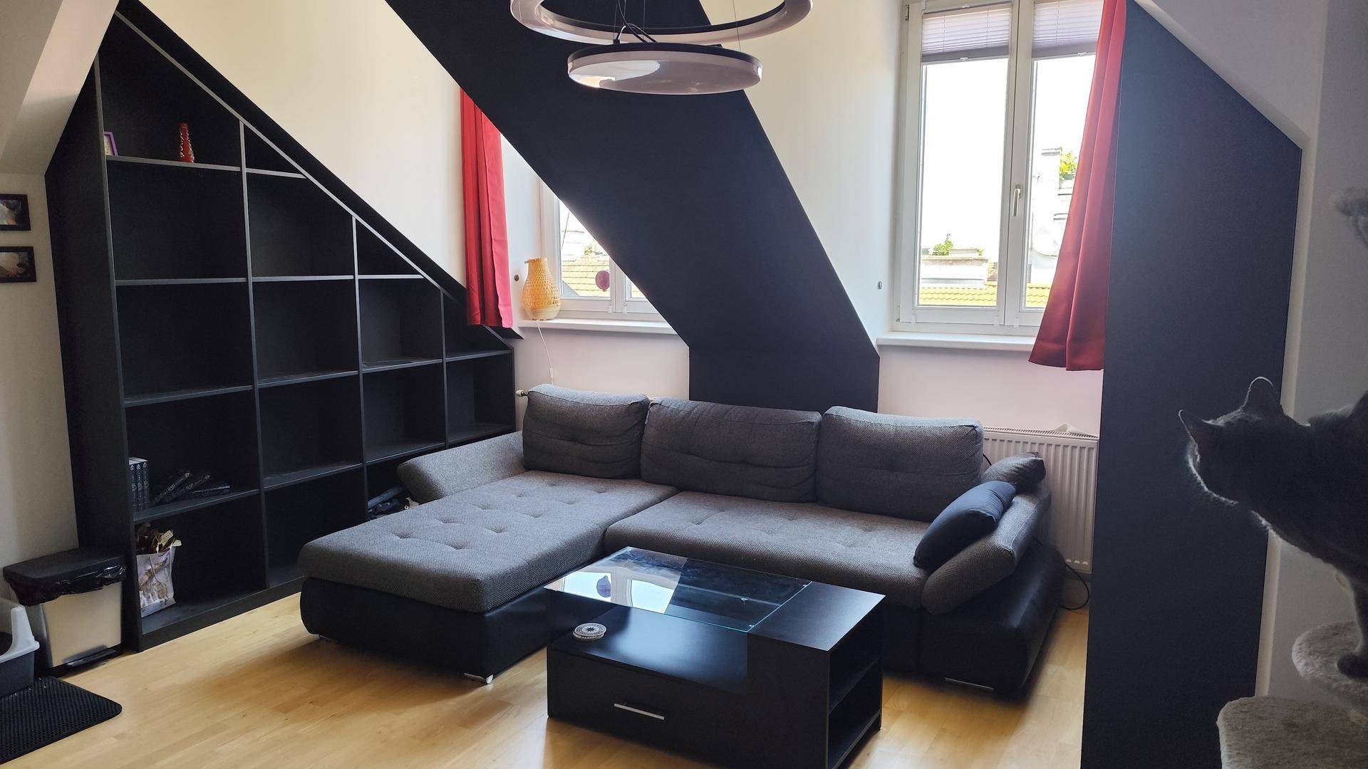Heller Wohnbereich mit bequemer Eckcouch, Couchtisch und einem Kratzbaum, ideal für Katzenliebhaber.