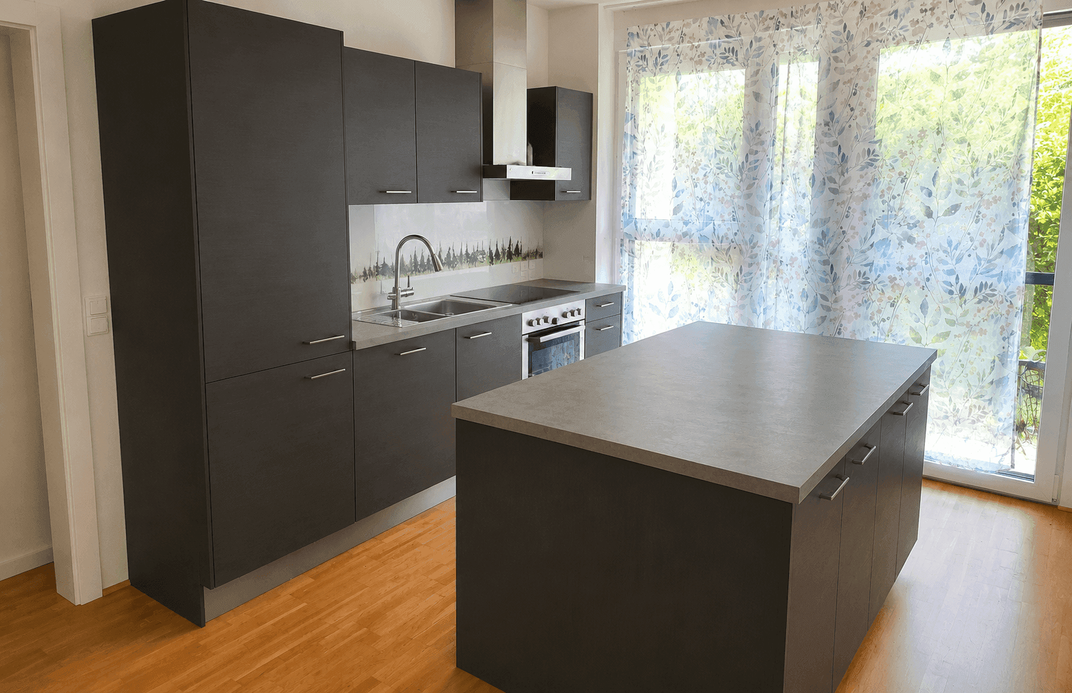 Helle, moderne Küche mit dunklen Schränken, Kücheninsel und großem Fenster.