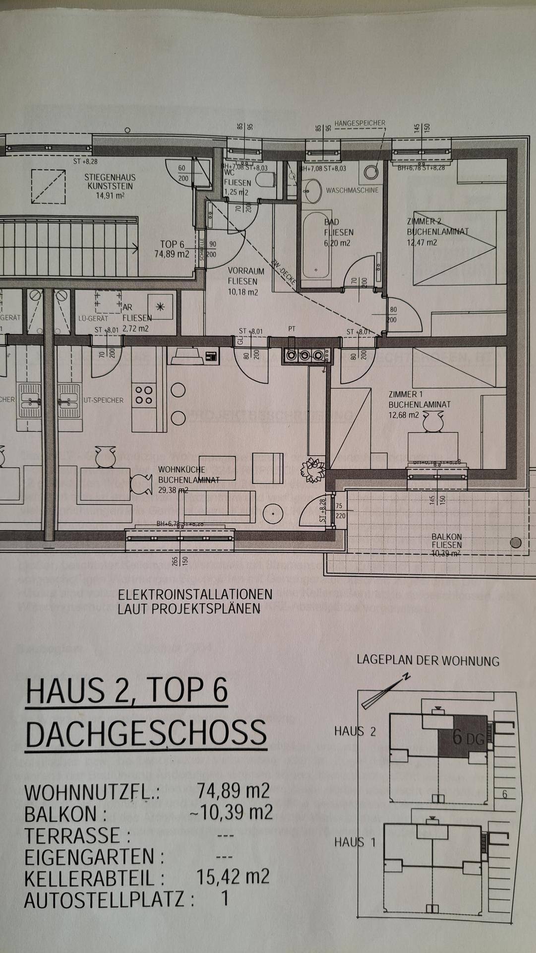 Detaillierter Grundriss des Dachgeschosses mit Wohnküche, Schlafzimmern und Balkon.